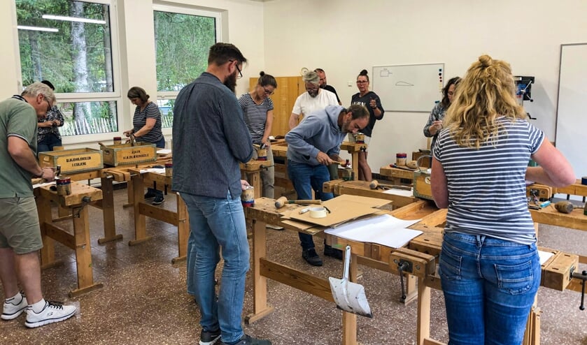 16 lærere på kursus i håndværk og design.