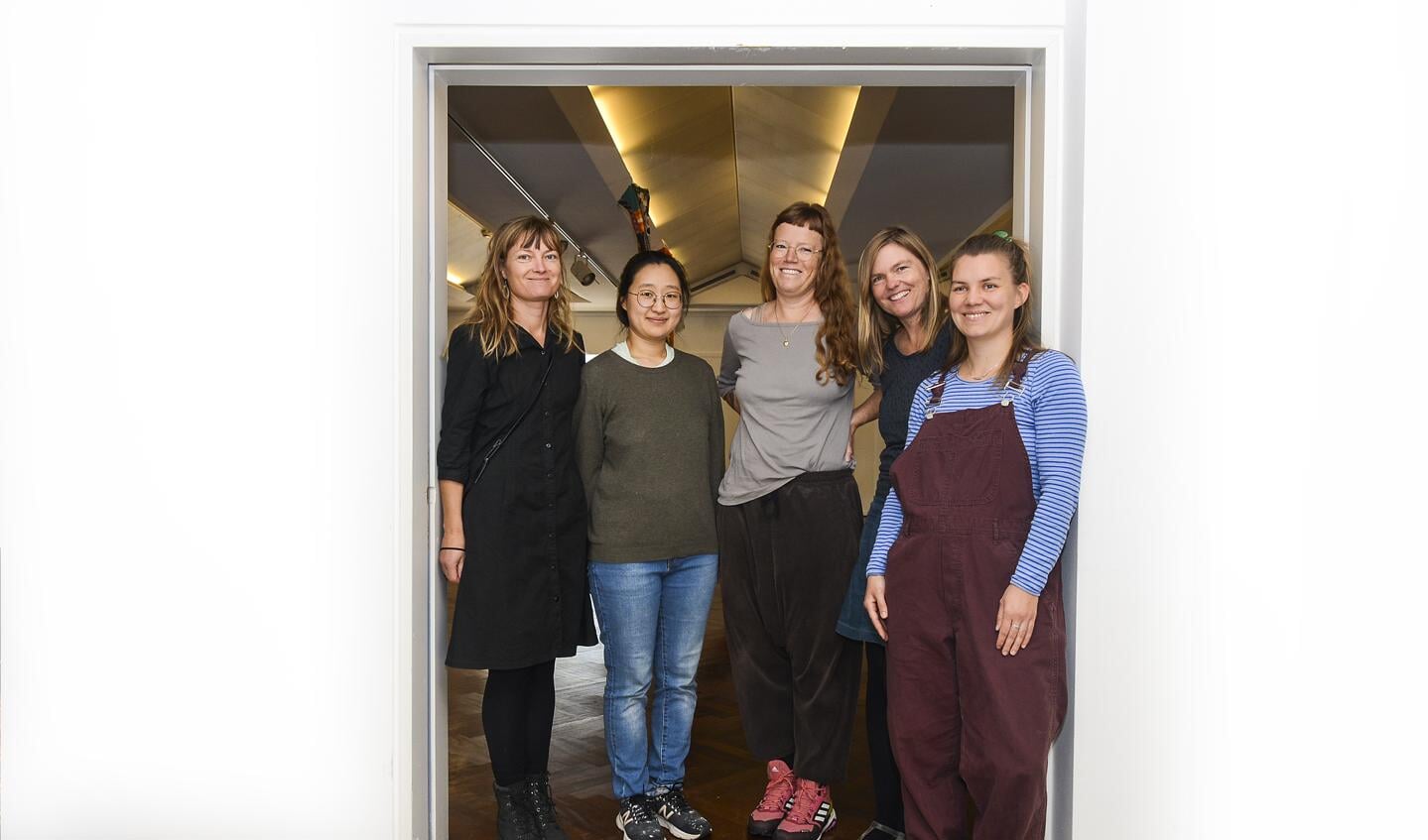 Fem af de seks udstillende kvinder. Fra venstre er det Tilde Lerche Engstrøm, Inkyong Lee, Ann Charlott Skogøy, Anne Lass og Anna Havskov Jensen. Fraværende var Maja Frendrup. Foto: