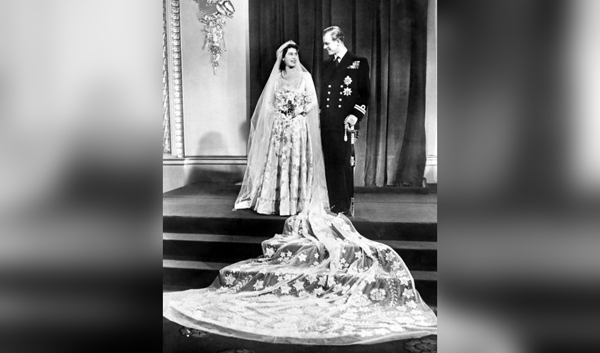 Parret blev gift den 20. november 1947, og de ses her i Buckingham Palace i London på bryllupsdagen. Elizabeth kunne på grund af rationering efter Anden Verdenskrig ikke købe en kjole, men hun gemte rationeringskuponer. Desuden fik hun en gave på 200 kuponer fra den britiske regering, så hun kunne købe de fornødne materialer.