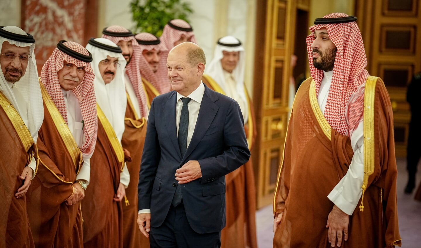 I Jeddah blev Scholz budt velkommen af den saudiske kronprins, Mohammed bin Salman (th.) og repræsentanter for landets regering. Foto: 