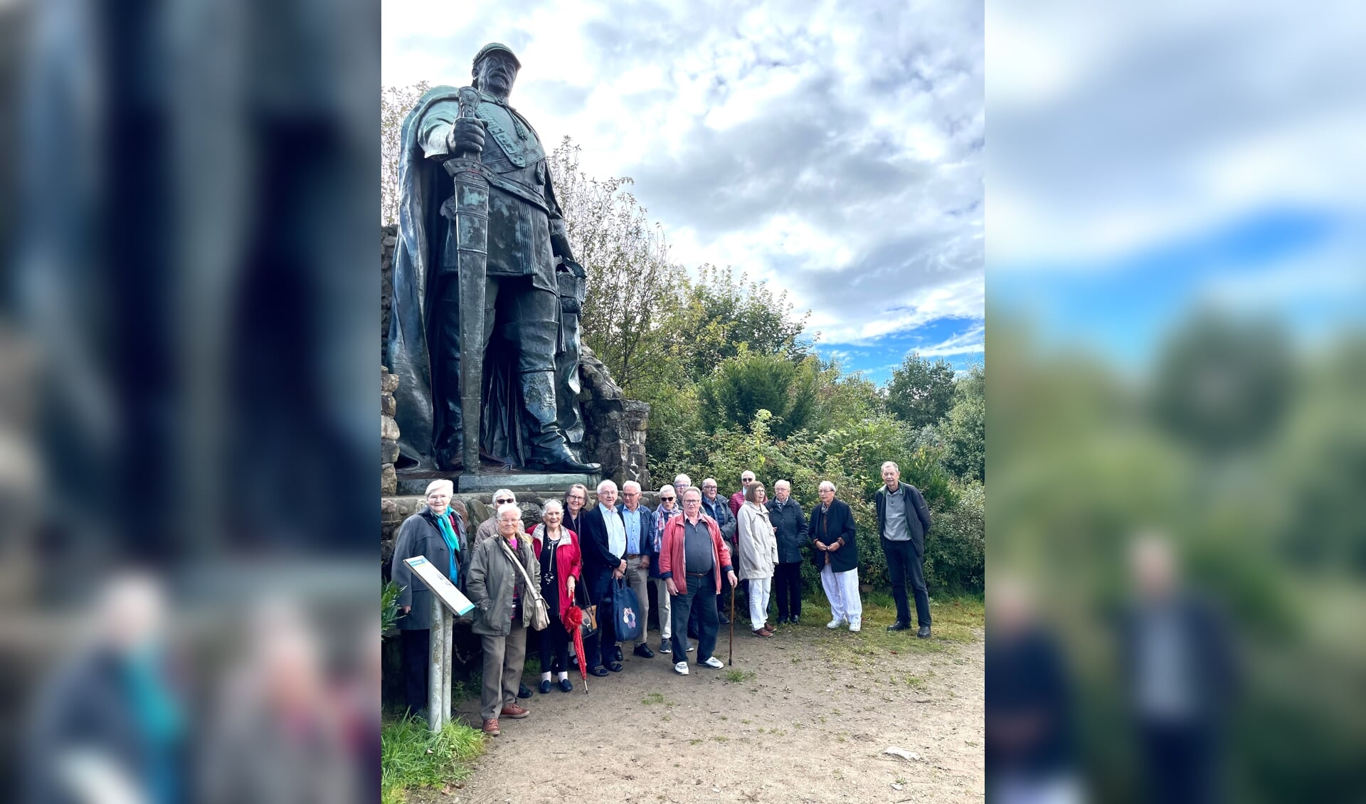 Den danske menighed i Skovlund, Medelby, Store Vi og Valsbøl var  på søndagens udflugt blandt andet forbi Bismarck-statuen på Askbjerg.