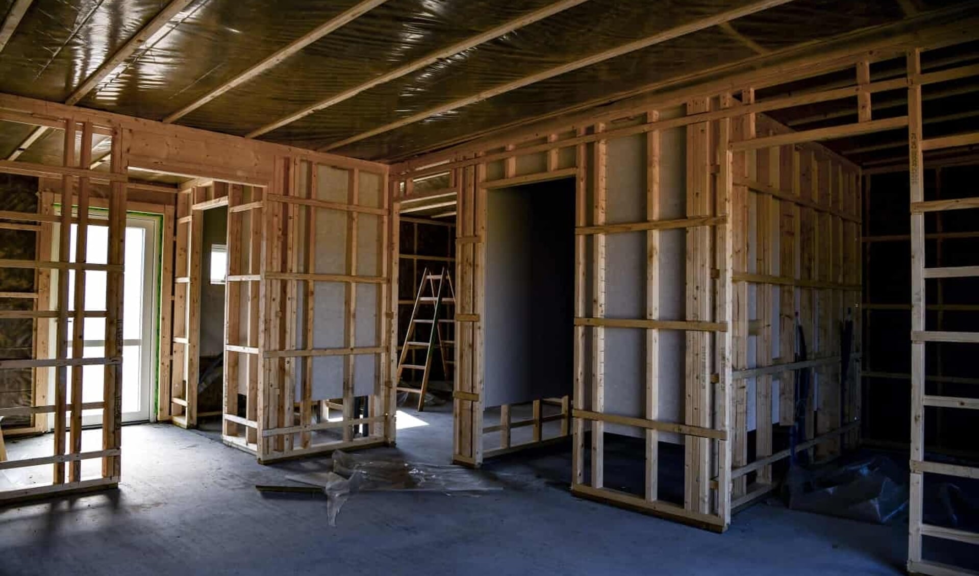 De første huse i Nordborg Resort er ved at blive rejst. Der støbes også på fundamentet til den store centerbygning, og der er anlagt veje i området.