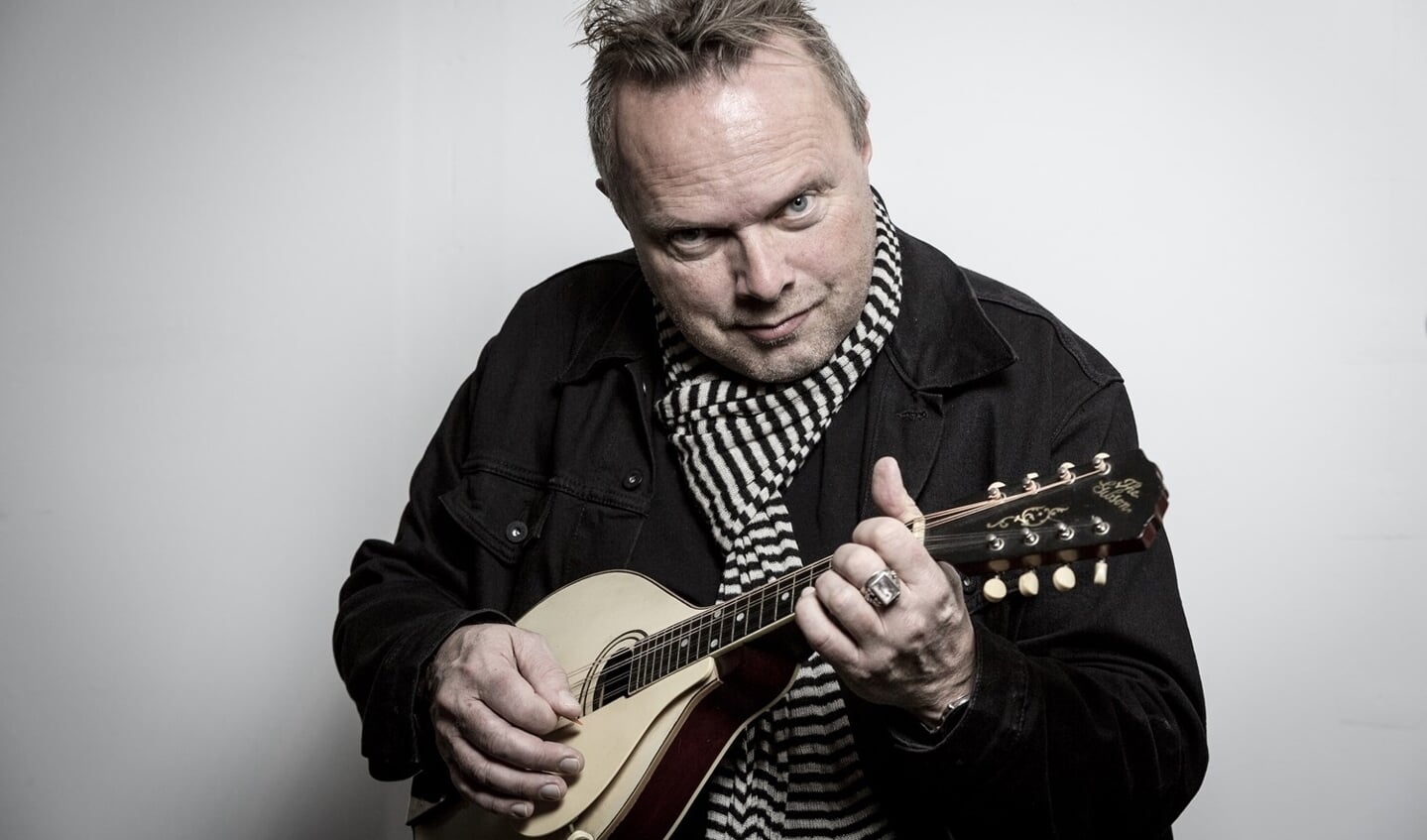 Søren Krogh spiller både guitar og mandolin som her på billedet. Foto: