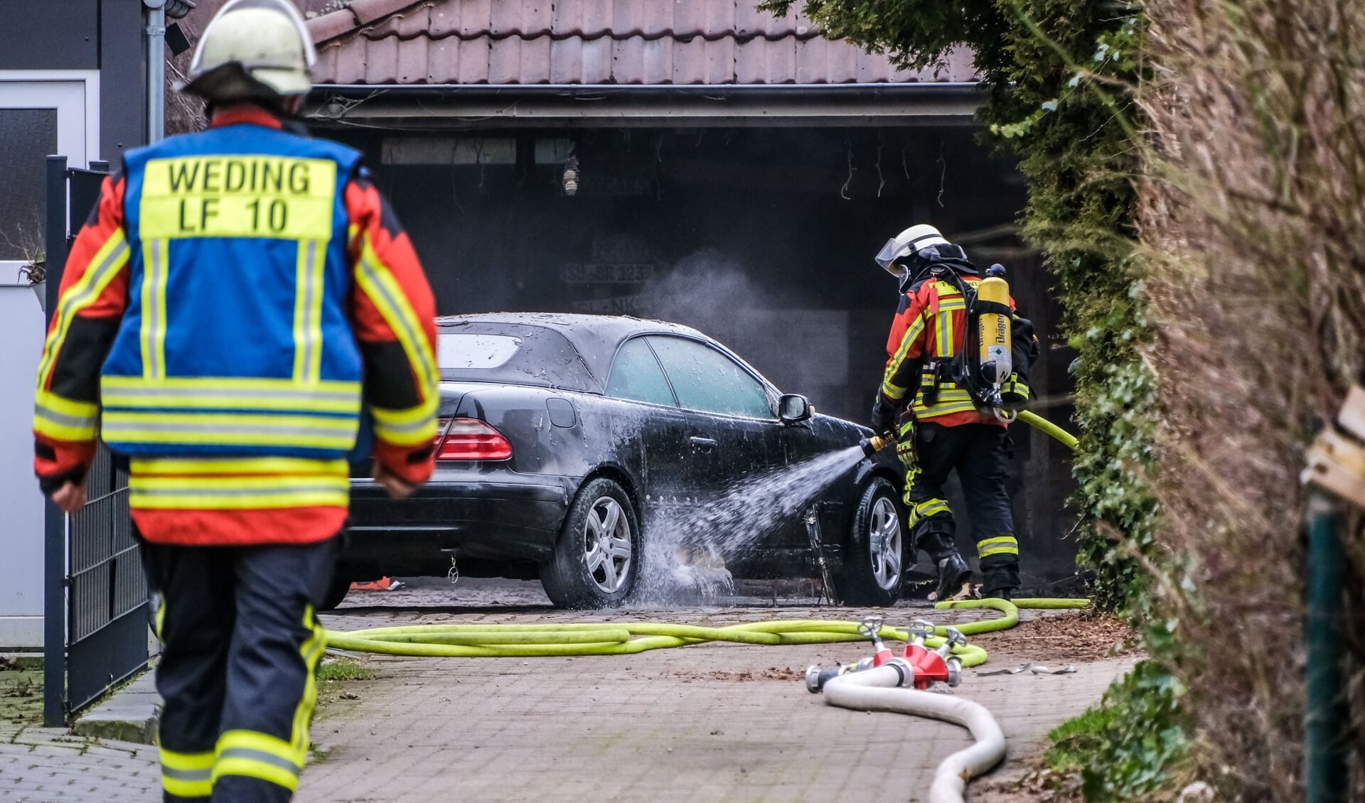 Naboerne fik også skubbet en Mercedes ud af carporten, inden bilen blev alt for voldsomt beskadiget. Foto: 