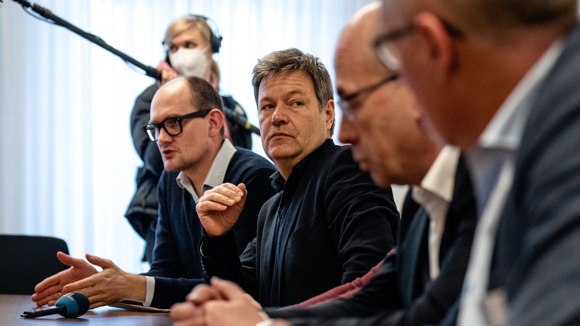Bundeswirtschaftsminister Robert Habeck (2.v.l) informierte sich am Montag in seiner Funktion als Bundestagsabgeordneter bei einem Besuch im Diako-Krankenhaus über den Stand des Sanierungsverfahrens. Foto: