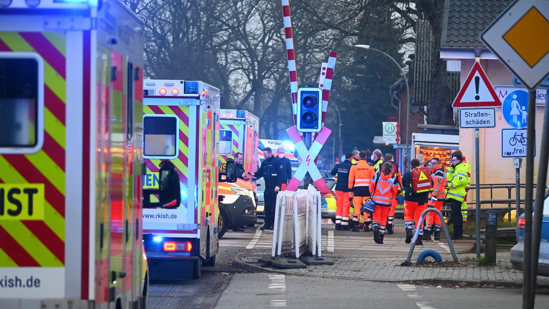 Politi og redningstjeneste rykkede onsdag massivt ud til stationen i Brokstedt. Foto: 
