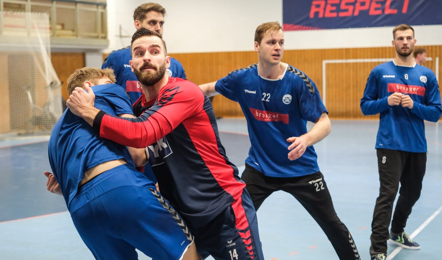 Flensburgs Teitur Einarsson packte genauso wie alle anderen kräftig, aber nicht unfair zu.