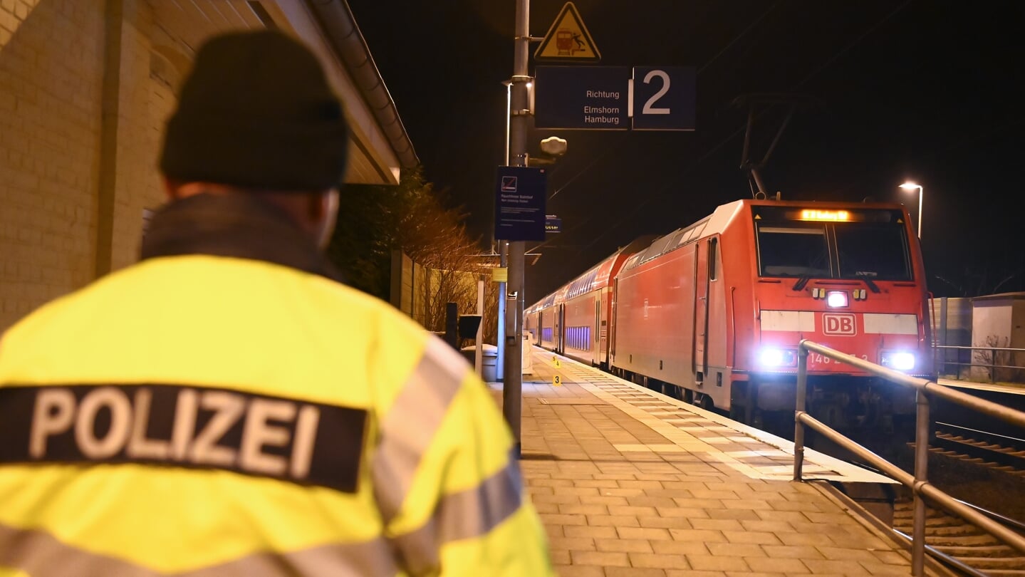 Regionaltoget blev stoppet i Brokstedt, efter flere passagerer havde ringet til politiet. Foto: