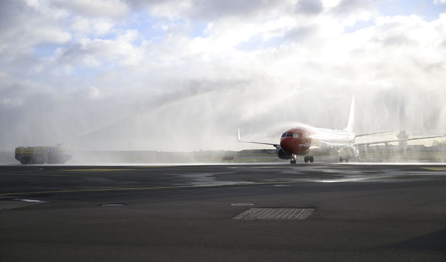 Flyet med de danske spillere fik en æresport lavet af vandkanoner, da det landede i Kastrup.