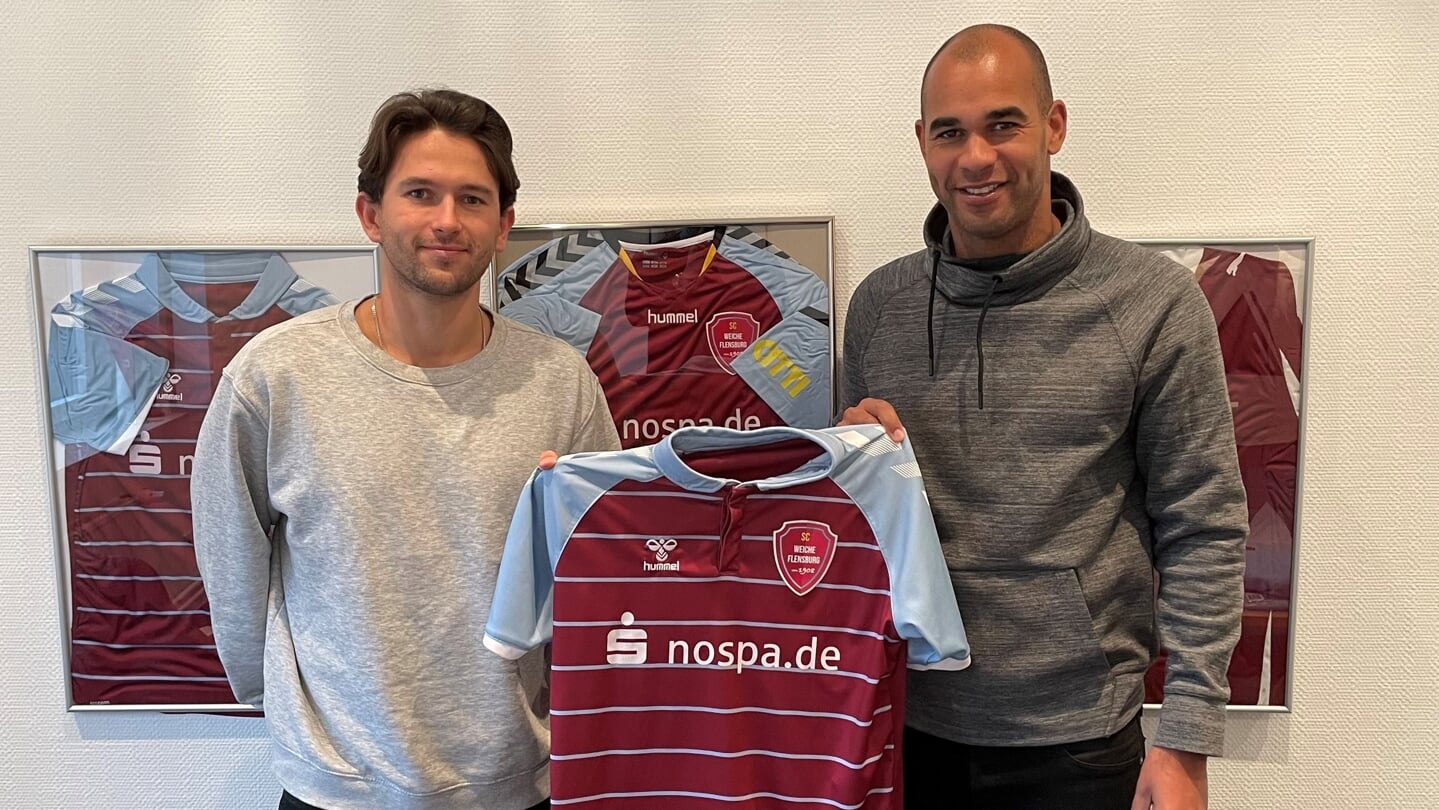 SC-Trainer Benjamin Eta (r.) freut sich über eine weitere Option im Mittelfeld mit Julian von Haacke.