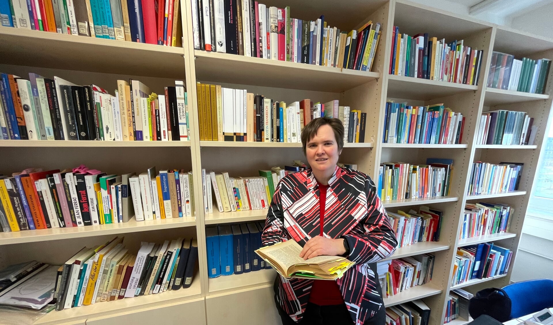 Prof. dr. Cordula Neis på sit kontor, hvor reolerne er fyldt med bøger om fransk sprog og kultur. Foto: