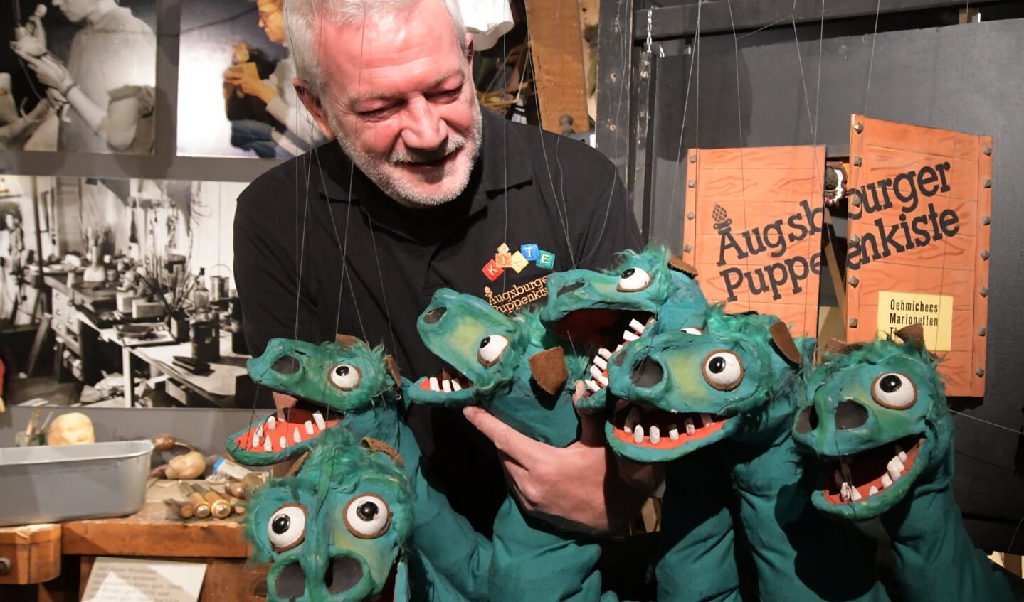 Der Leiter der Augsburger Puppenkiste, Klaus Marschall, bereitet im Puppenmuseum »Die Kiste« ein mehrköpfiges Marionettenungeheuer vor.