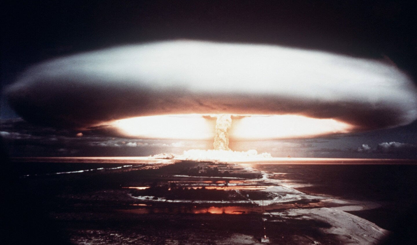 Rusland overvejer, om det skal træde ud af FN-traktaten, der forbyder prøvesprængninger af atomvåben. Billedet viser en fransk atomprøvesprængning ved Mururoa-atollen i det sydlige Stillehav. Foto: