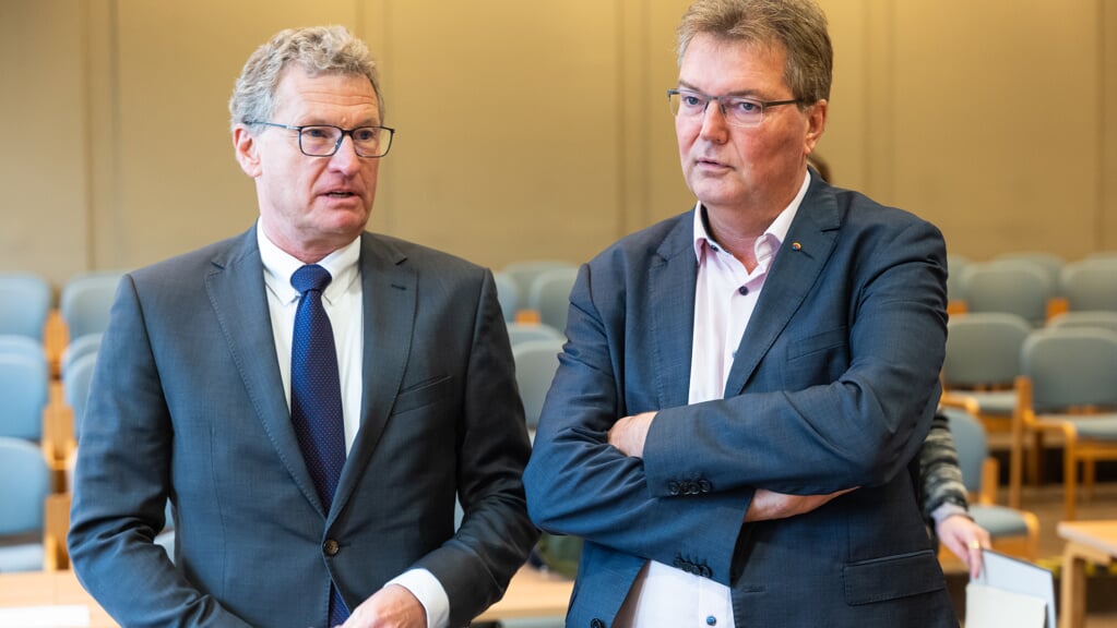 Lars Harms fra SSW (t. h.) vil ikke støtte sin FDP-kollega Bernd Buchholz i en retssag mod budgettet. Foto: