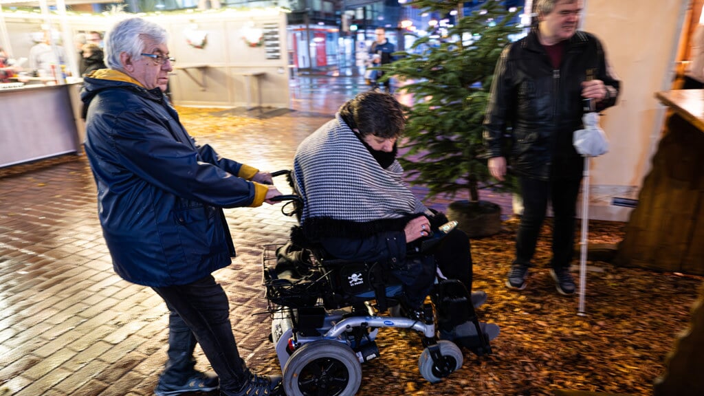 Der Behindertenbeauftragte Horst Rieger besuchte zusammen mit einer Rollstuhlfahrerin den Weihnachtsmarkt in Schleswig. Jetzt hält er einen Vortrag im KulturL. Foto: