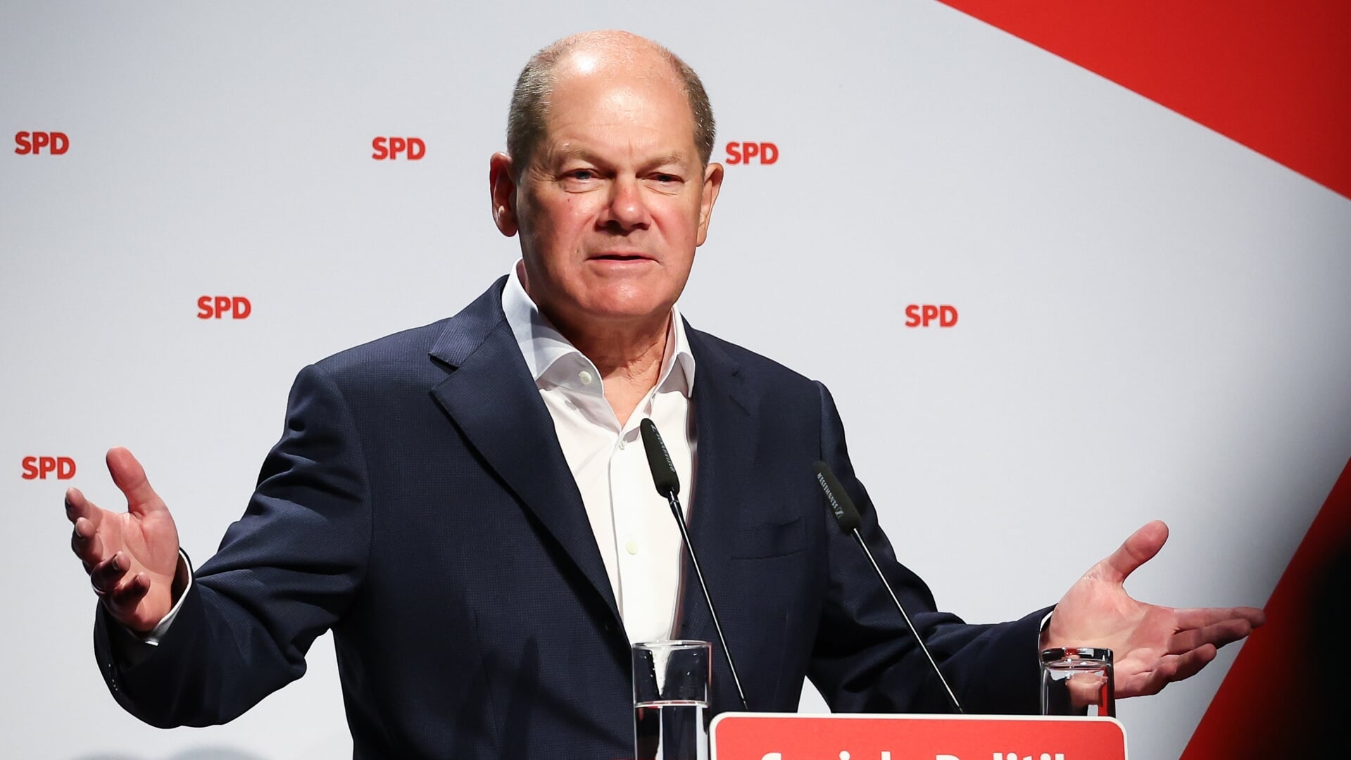 Forbundskansler Olaf Scholz tager søndag fra SPDs landsmøde i Husum til mindehøjtidlighed for knivdræbte unge i Neumünster. 
