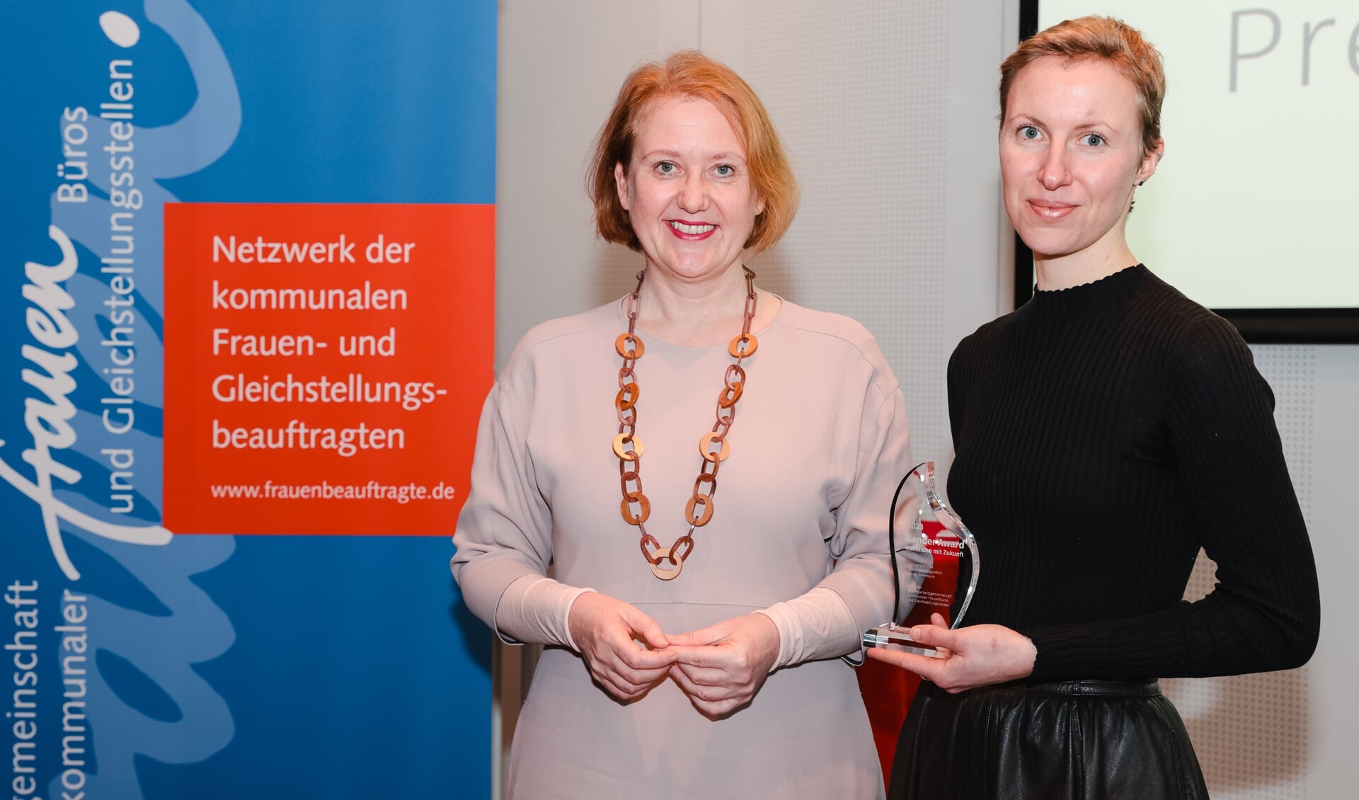 Minister for familier, ældre, kvinder og unge Lisa Paus (venstre) overrakte prisen til Flensborgs ligestillingsrådgiver Marie Sprute (højre). Foto: