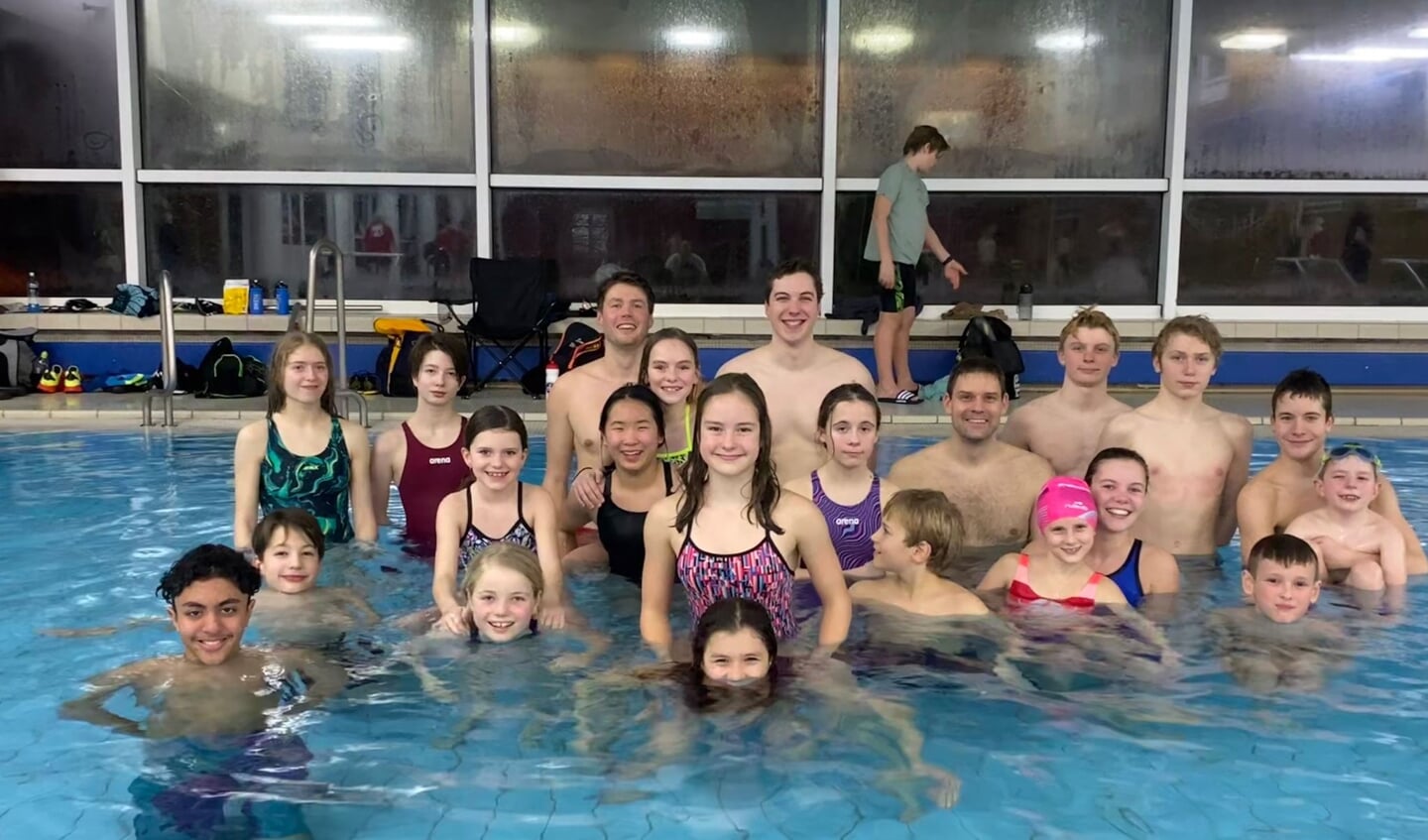Das TSB-Schwimmteam überzeugte bei den Bezirks- und Jahrgangsmeisterschaften 2023 in Niebüll und holte 70 Titel.