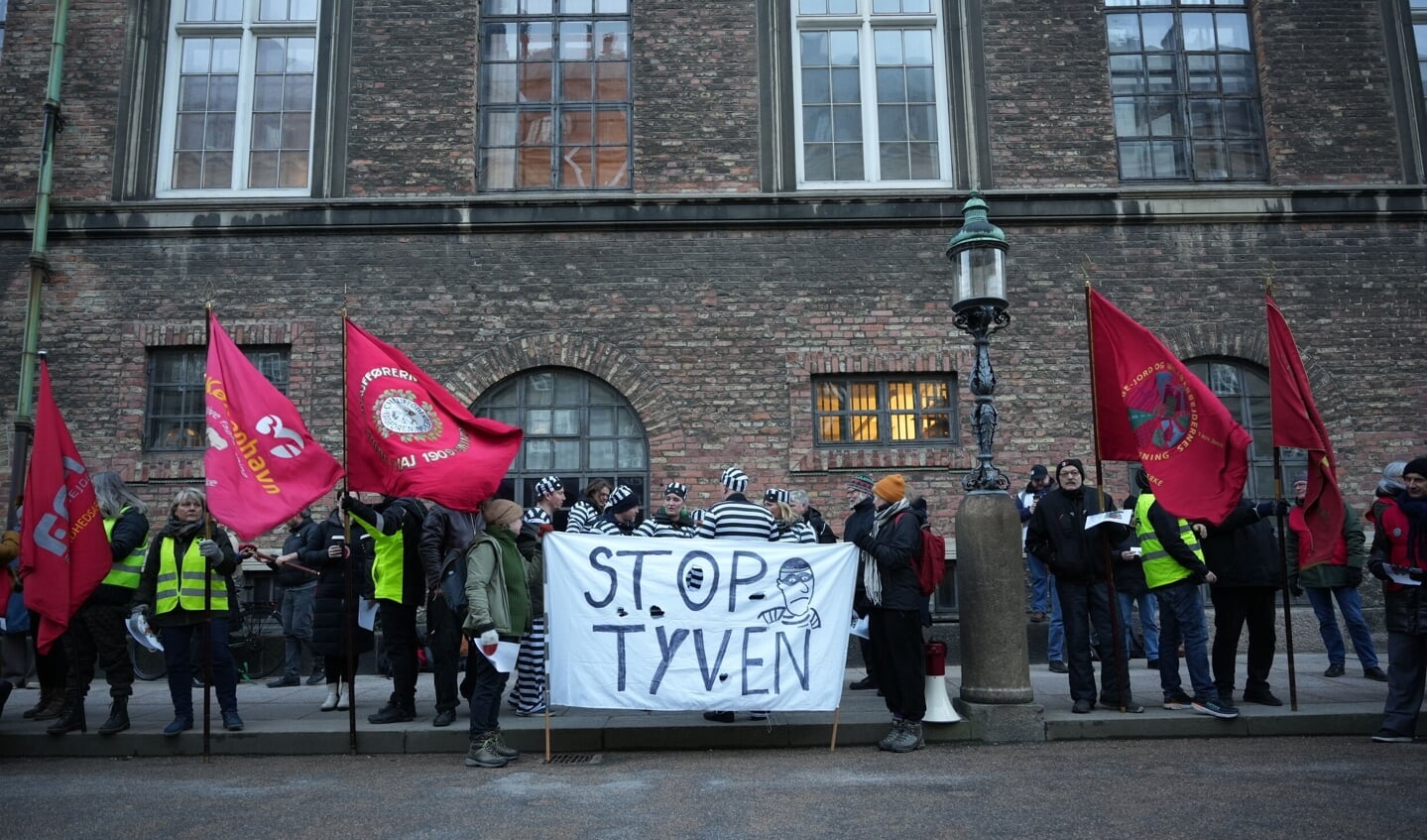 Fagforeninger og faglige aktive demonstrere torsdag morgen foran Christiansborg, hvor Folketinget skal førstebehandle lovforslaget om afskaffelsen af store bededag.