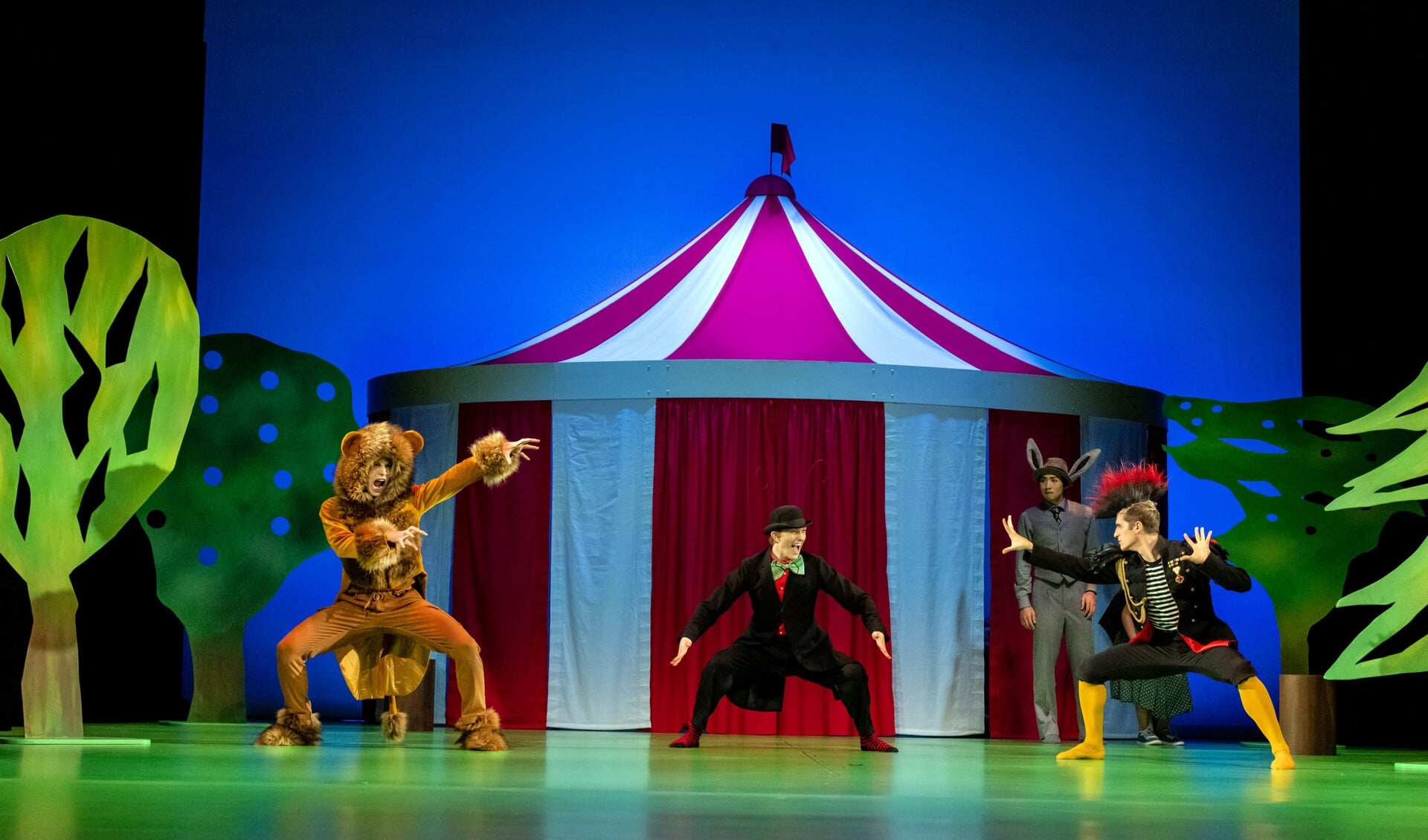 Scene fra "Dyrenes karneval" med (fra venstre) Arturo Lamolda Mir (løve), Ben Silas Beppler (karnevalsdirektør), Matteo Andrioli (hane) og Yun-Cheng Lin (æsel). Foto: