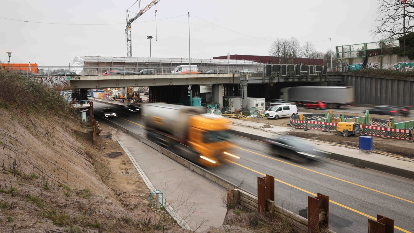 Die zweite Phase der Baustelleneinrichtung auf der A23 soll mit einer geplanten Vollsperrung der A7 vom 24. bis zum 27. März kombiniert werden. Foto:
