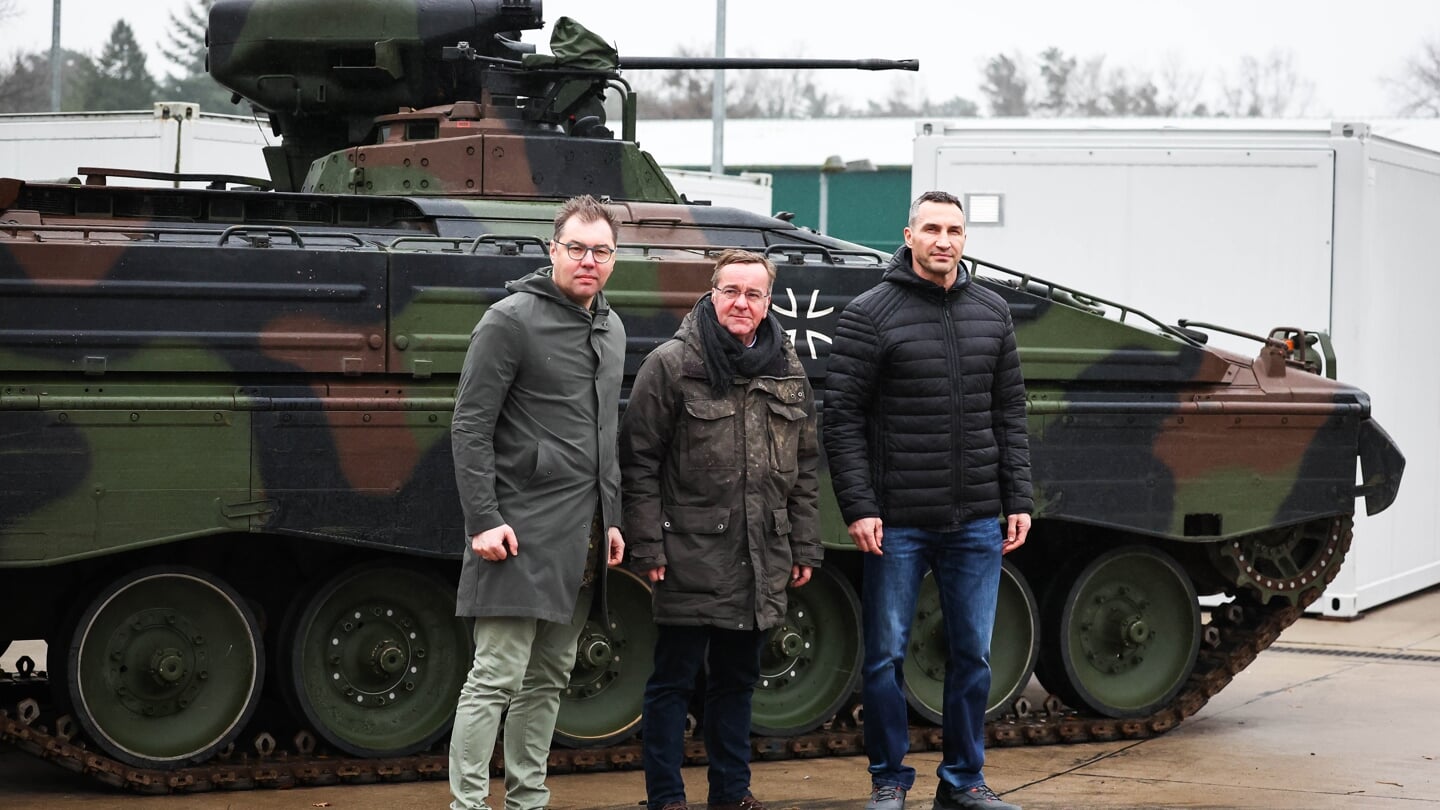Forsvarsminister Boris Pistorius besøgte de ukrainske soldater sammen med den ukrainske ambassadør i Tyskland, Oleksij Makejev og Volodymyr Klytjko, der er bror til Kyivs borgmester, Vitalij Klytjko. Foto: