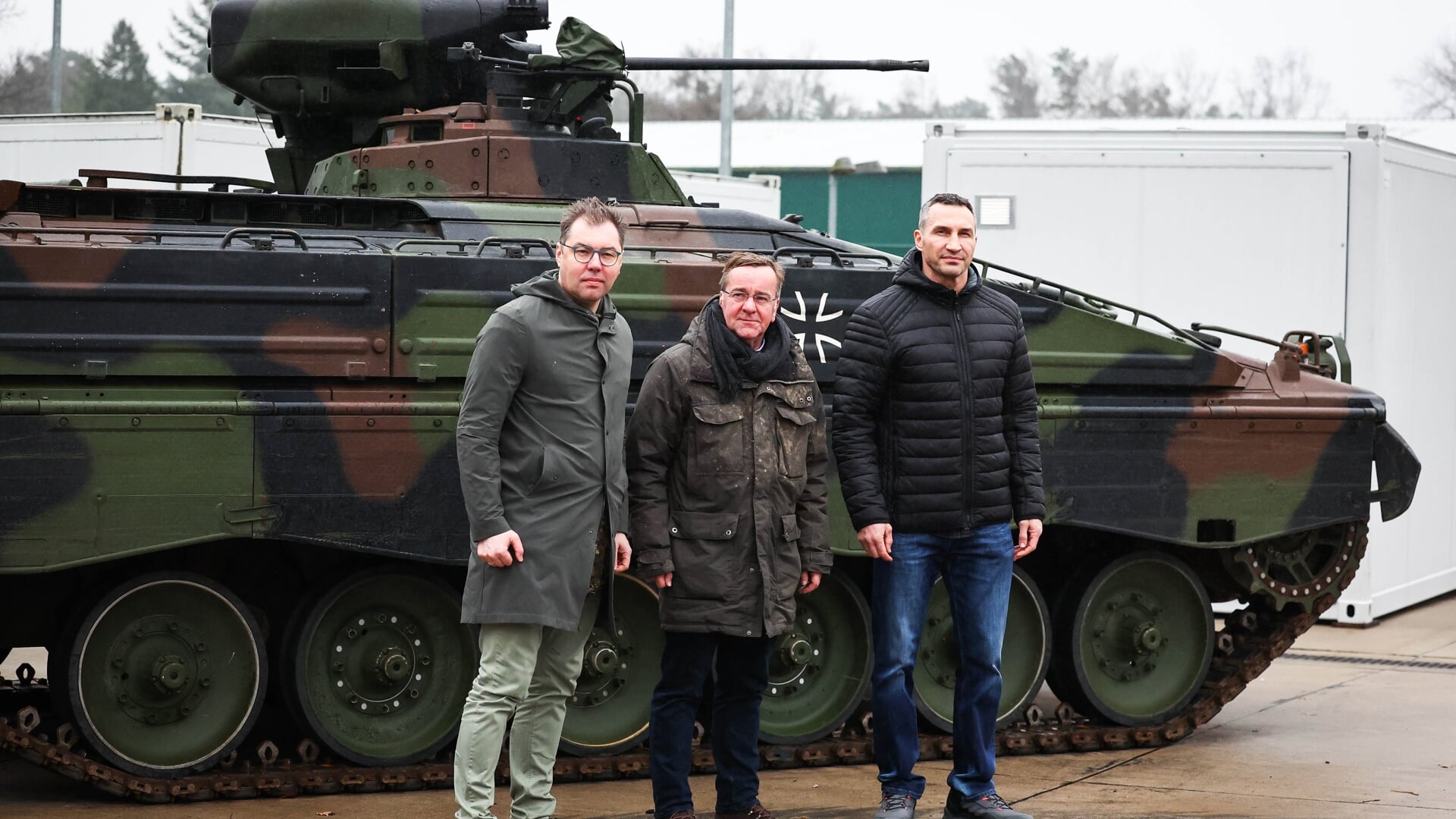 Forsvarsminister Boris Pistorius besøgte de ukrainske soldater sammen med den ukrainske ambassadør i Tyskland, Oleksij Makejev og Volodymyr Klytjko, der er bror til Kyivs borgmester, Vitalij Klytjko. Foto: 