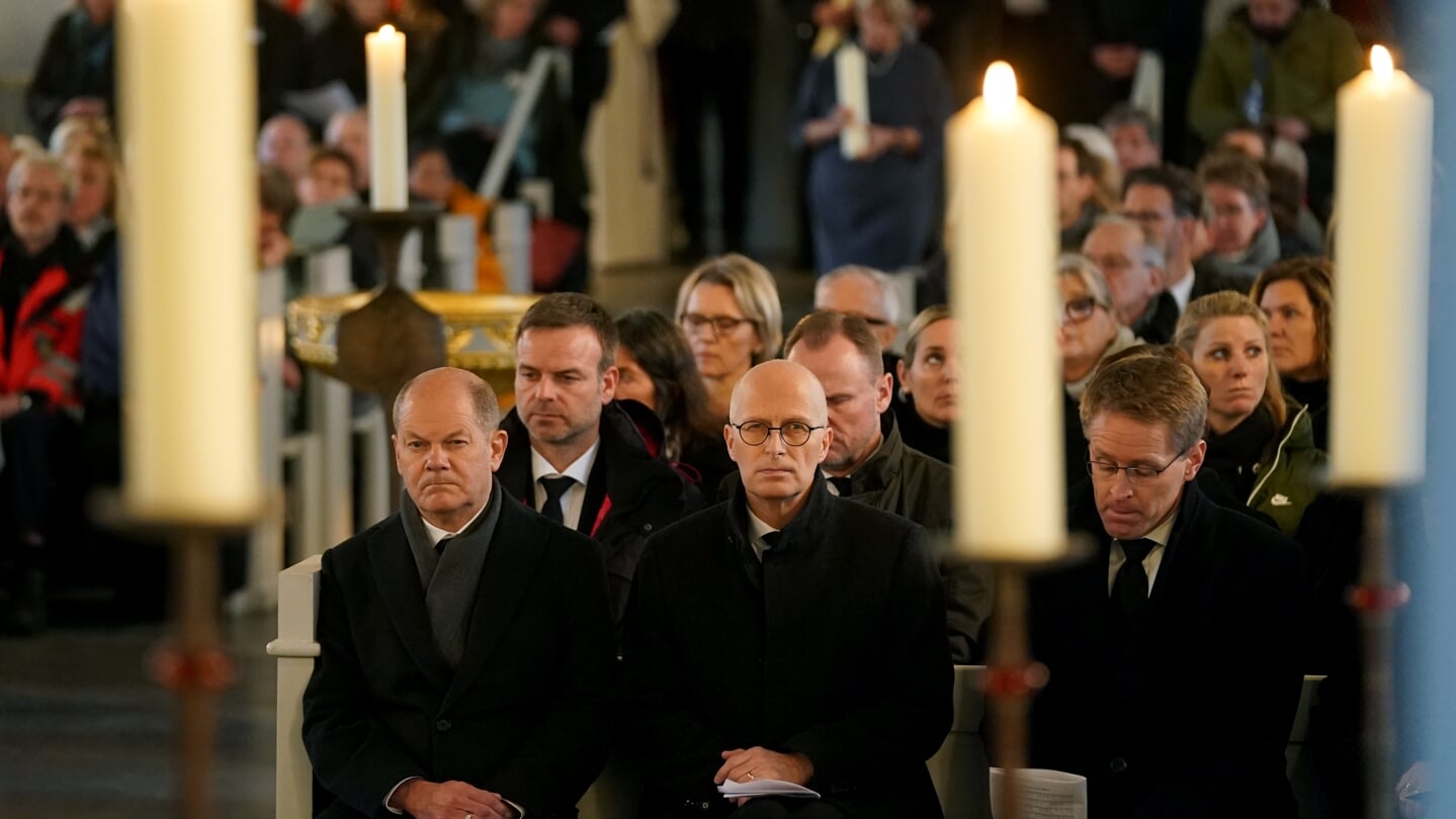 Kansler Olaf Scholz (SPD), Hamborgs borgmester Peter Tschentscher (SPD) og ministerpræsident i Slesvig-Holsten Daniel Günther (CDU) deltog søndag i en mindehøjtidelighed for de to dræbte ved et knivstikkeri i et regionaltog ved Brokstedt. Foto: 