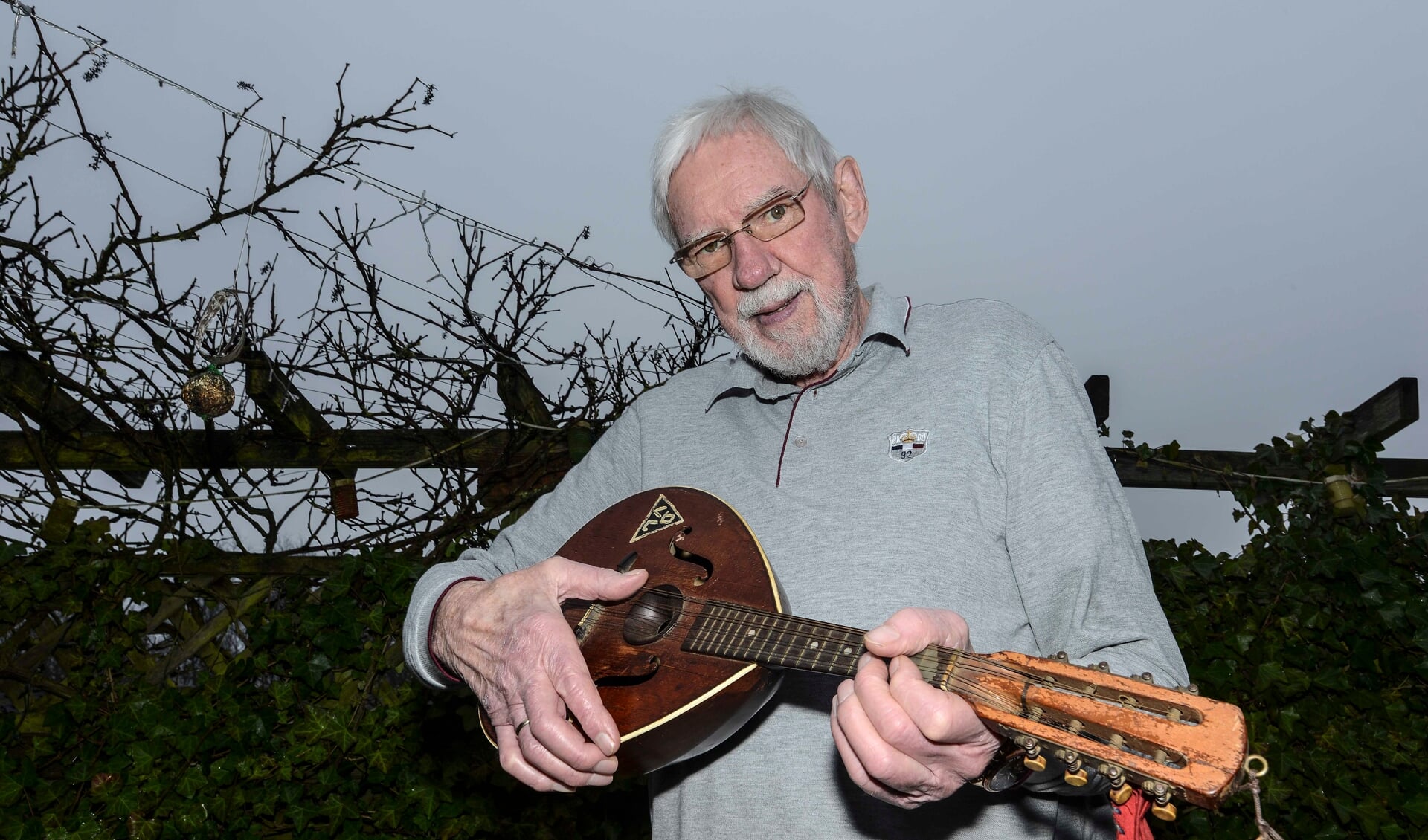 - Min onkel tog denne mandolin med fra Flensborg til Danmark, hvor den fik en særlig historie, fortæller Hans Otto Friedrichsen. Foto: