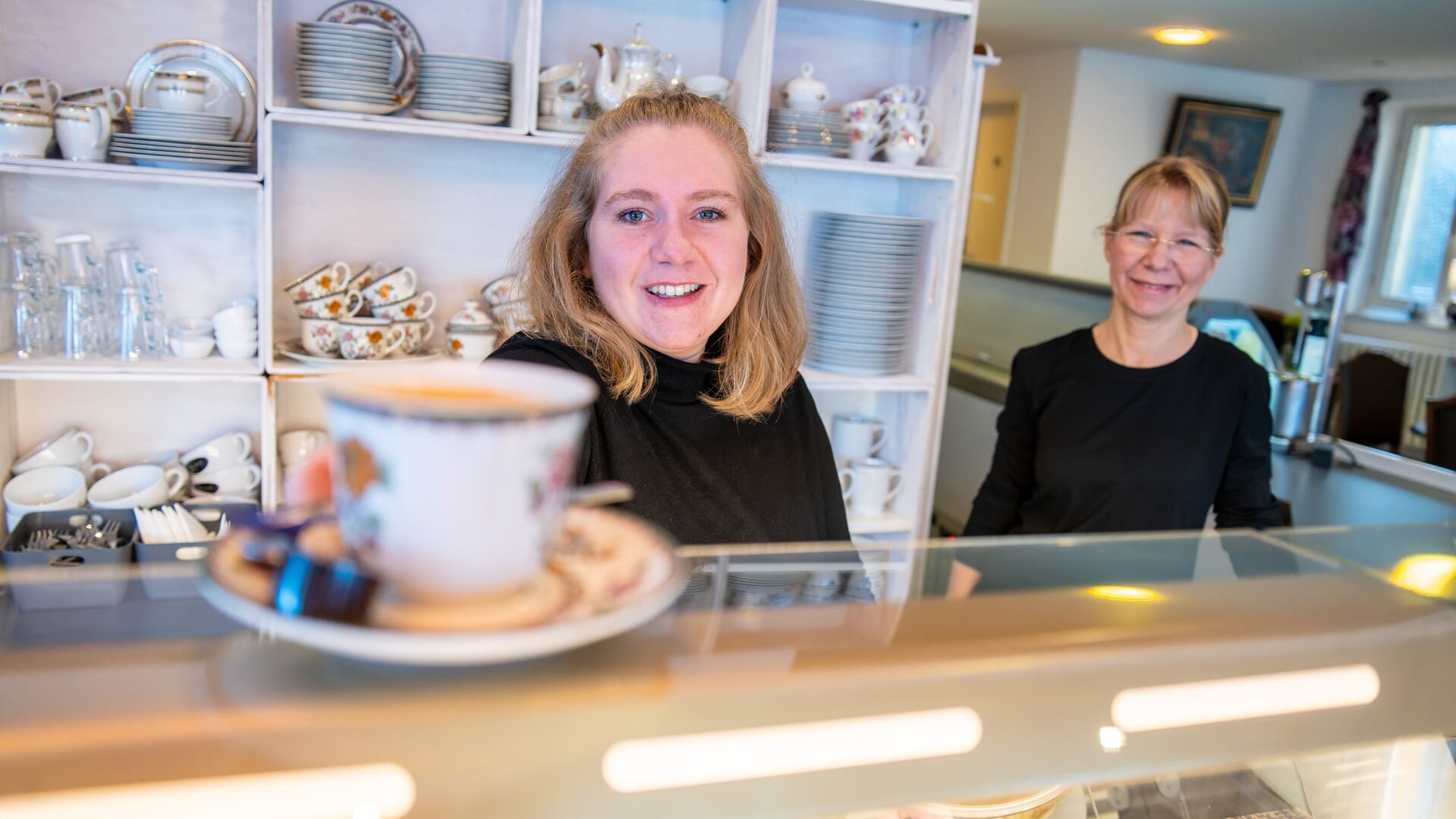Værsgo. Juliane Suxstorf (t.v.) og Marion Müller ser frem til at modtage gæsterne i Café Klatsch i Mørvig. Foto: