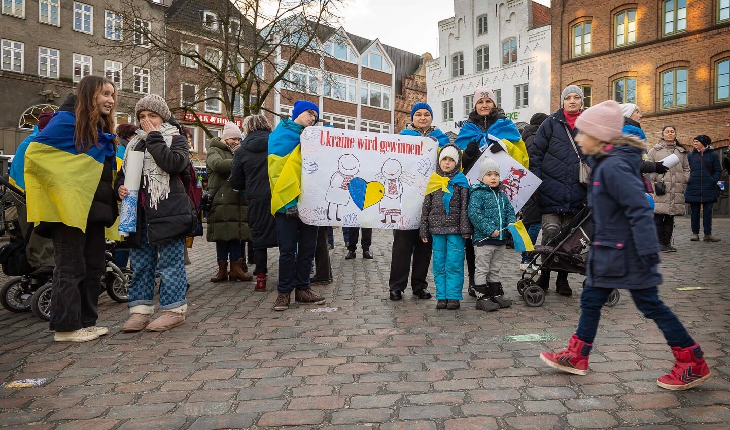 De gule og blå farver fra det ukrainske flag fyldte Søndertorv, da folk samledes til mindehøjtidelighed. Foto:
