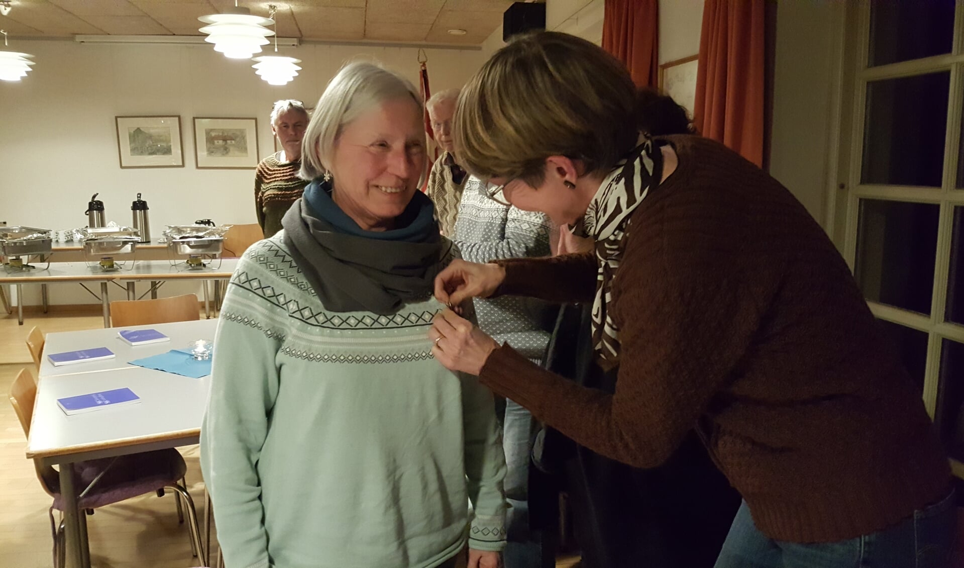 Edita Siebert har i mange år ydet en utrættelig indsats i sit SSF-distrikt. For det arbejde fik hun overrakt SSFs sølvnål. Den sættes her på af formand for SSF Flensborg Nord, Merethe Neldeberg Jørgensen. 