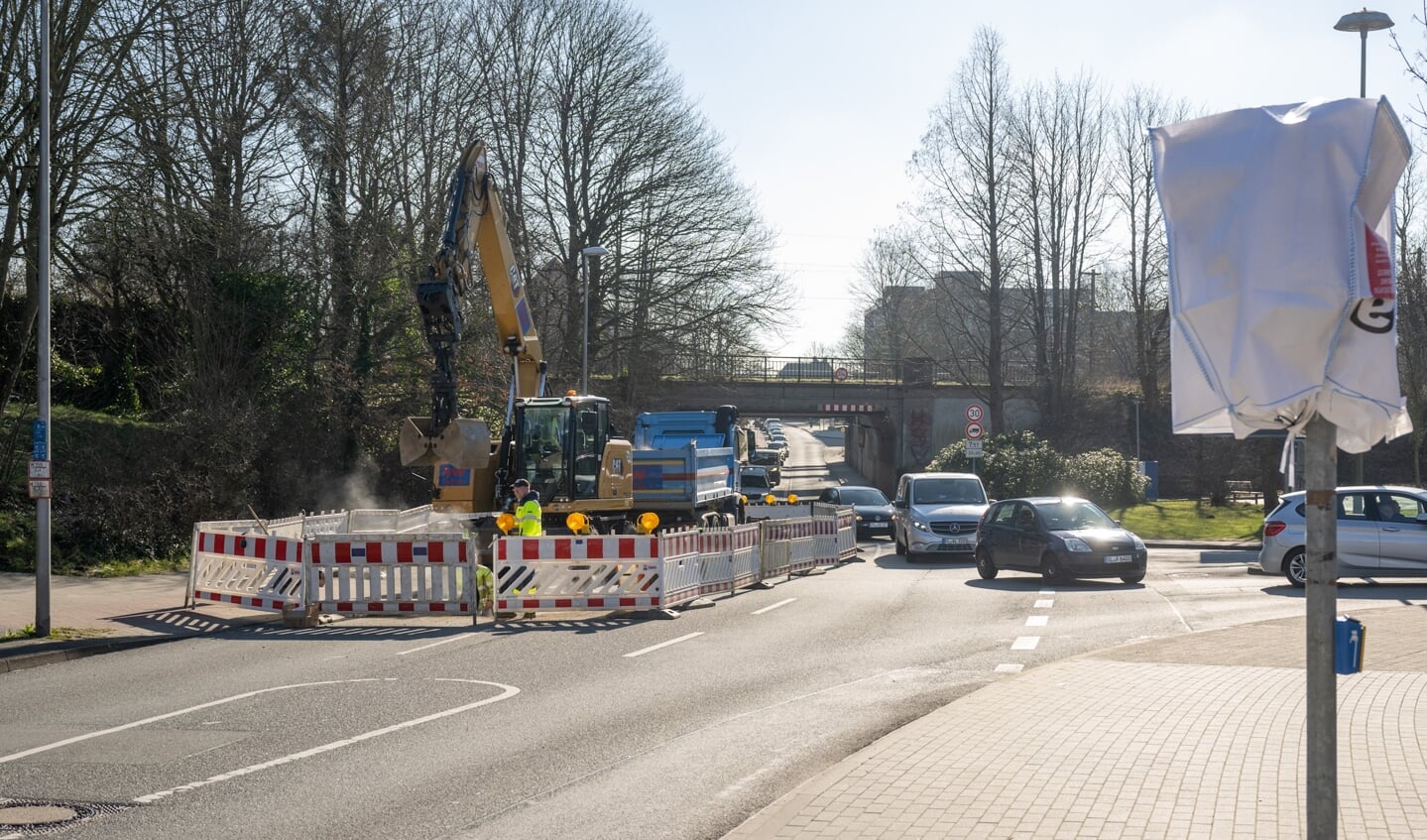 Trafikken bliver omdirigeret ved hjælp af et midlertidigt trafiklys. Foto: