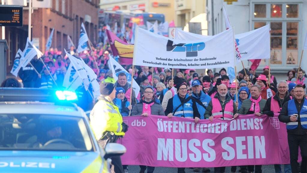 Anlässlich eines Warnstreiks ließen Beschäftigte des öffentlichen Dienstes am Dienstag die Arbeit ruhen und zogen in einem Demonstrationszug durch die Flensburger Innenstadt. Foto: