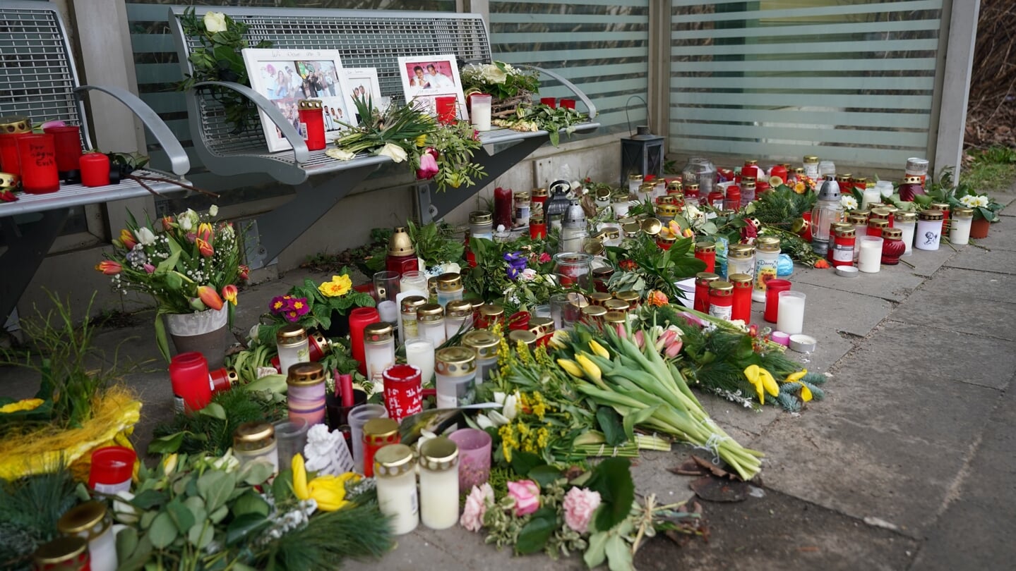 Kerzen und Blumen stehen und liegen im Bahnhof Brokstedt in einem Wartehäuschen. Bei einer Messerattacke in einem Regionalzug von Kiel nach Hamburg waren am 25.01.2023 in Brokstedt zwei junge Menschen getötet und fünf verletzt worden.