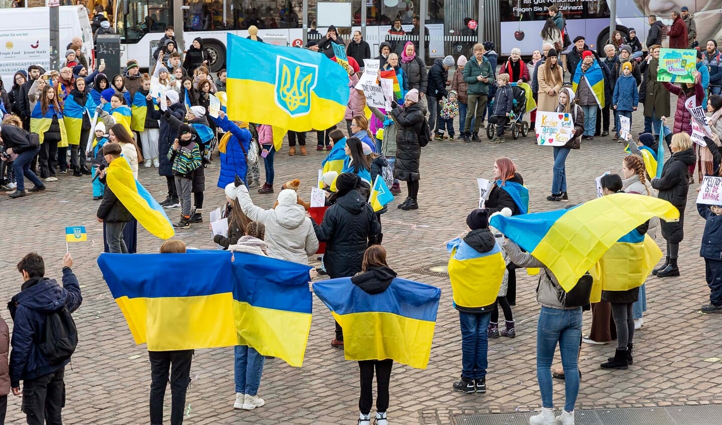 De gule og blå farver fra det ukrainske flag fyldte Søndertorv, da folk samledes til mindehøjtidelighed. Foto: