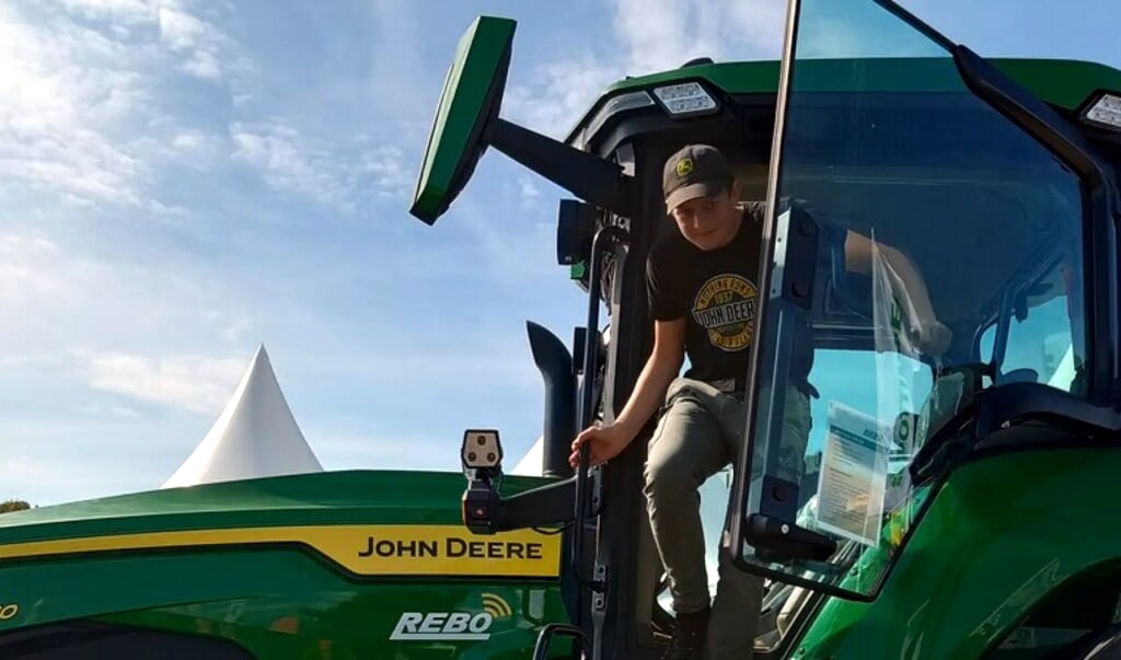 Færdselsstyrelsen i Danmark har udstedt en helt officielt traktorkørekort til Simon. Men det er ikke godt nok for den tyske styrelse. Foto: