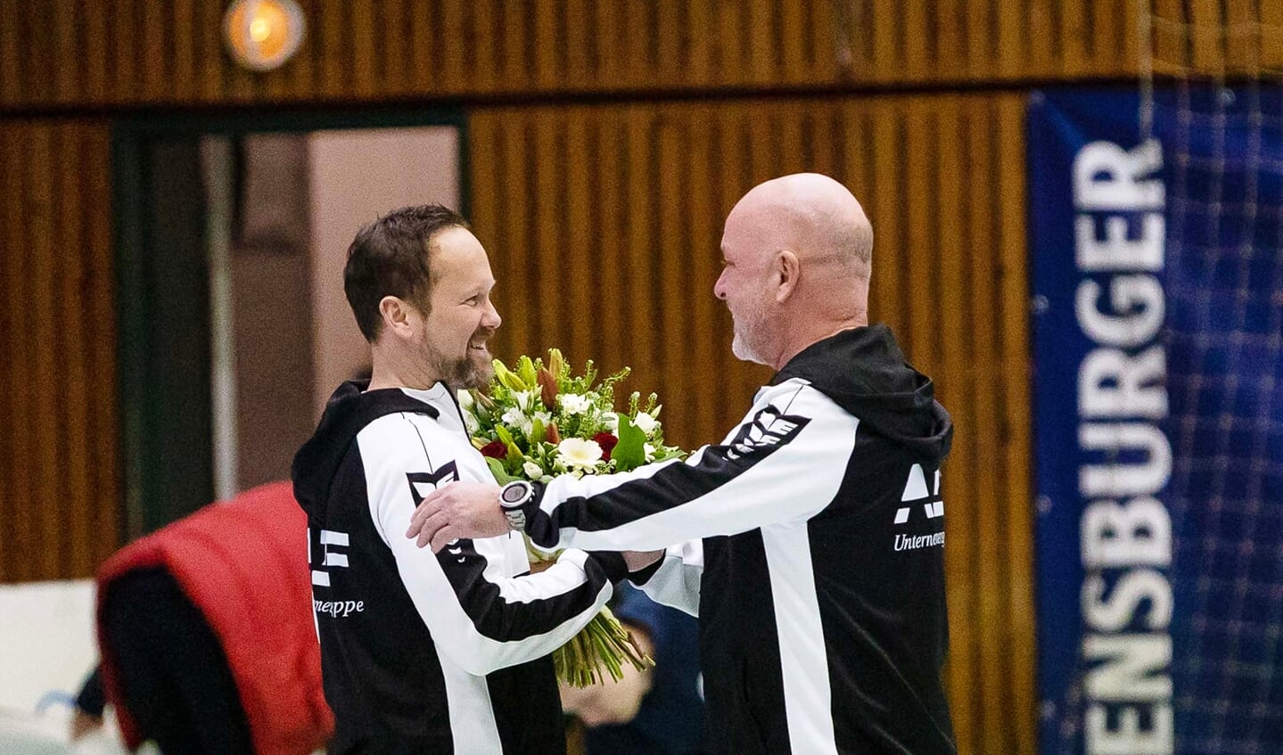 DHK-Geschäftsführer Peter Stotz (l.) ließ es sich nicht nehmen Kai Johannsen für die Goldmedaille bei der Weltmeisterschaft mit Dänemark zu ehren.