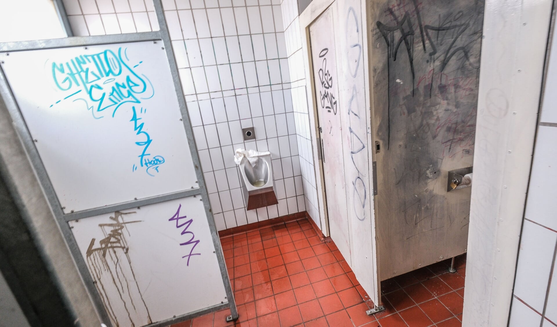Flensborgs Seniorråd har i årevis kritiseret antallet og tilstanden af byens offentlige toiletter. Og kritikken er rådet ikke alene om. Men hidtil har det ikke hjulpet meget, som man ved selvsyn kan konstatere, for eksempel her i toiletanlægget ved Nørreport. Foto: