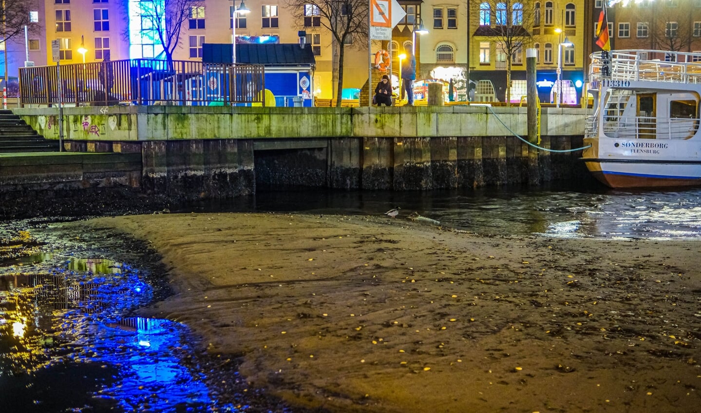 Stormen Ulf pustede vandet ud af Flensborg Havn.