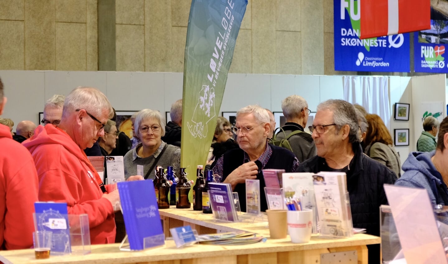 Snakken om alt det, Sydslesvig har at byde på, startede ofte over lidt øl eller rom i mindretallets messebar. (Klik på billedet for at åbne billedgalleriet)