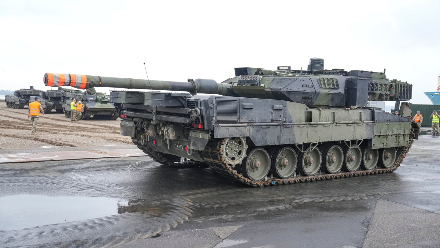 14 danske Leopard 2A7 kampvogne og andet materiel bliver udskibet fra Fredericia Havn til Estland fredag den 9. september 2022. Kampvognene er en del af det kommende danske bidrag til NATO Enhanced Forward Presence i Estland. Forsvarsminister Morten Bødskov (S) og generalmajor Gunner Arpe Nielsen, der er chef for Hærkommandoen var til stede.. (Foto: )