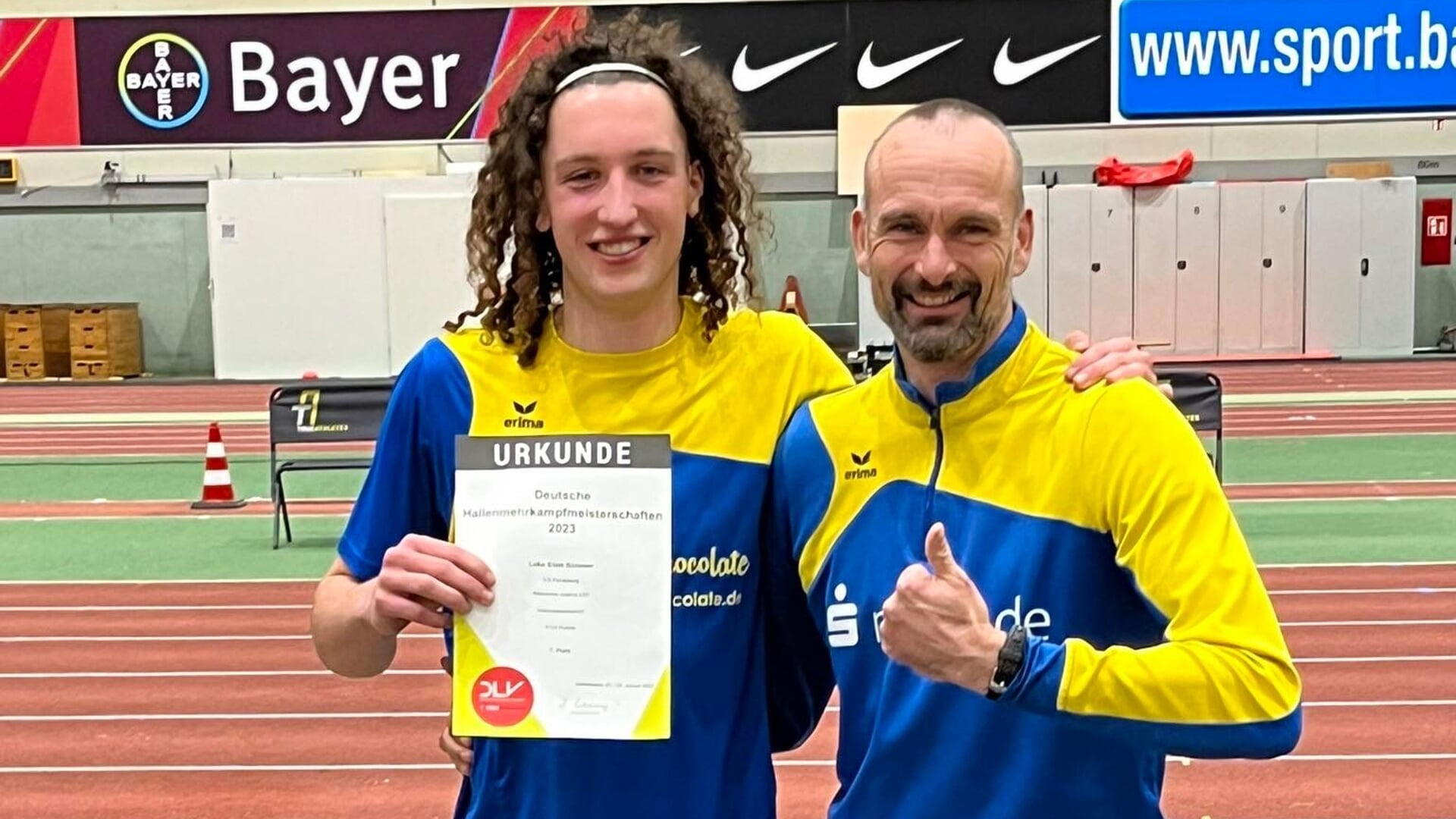 Trainer Jan Dreier (l.) war sehr zufrieden mit dem Auftritt von Loke Sommer bei den Deutschen Meisterschaften im Mehrkampf.