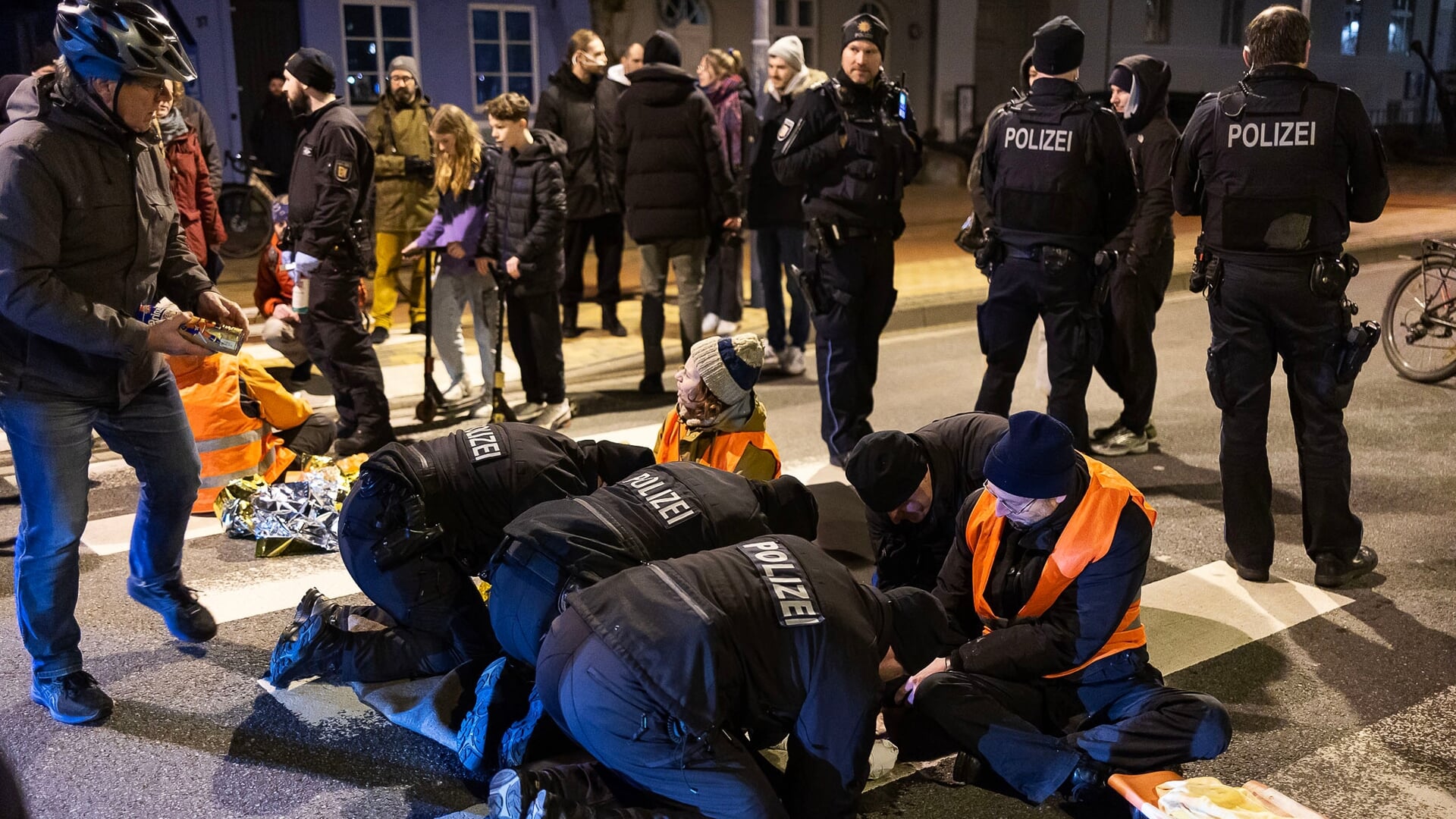 Klima-Aktivisten der Gruppe »Letzte Generation« haben am Donnerstag über Stunden die Straße Schiffbrücke in Flensburg blockiert. Foto: