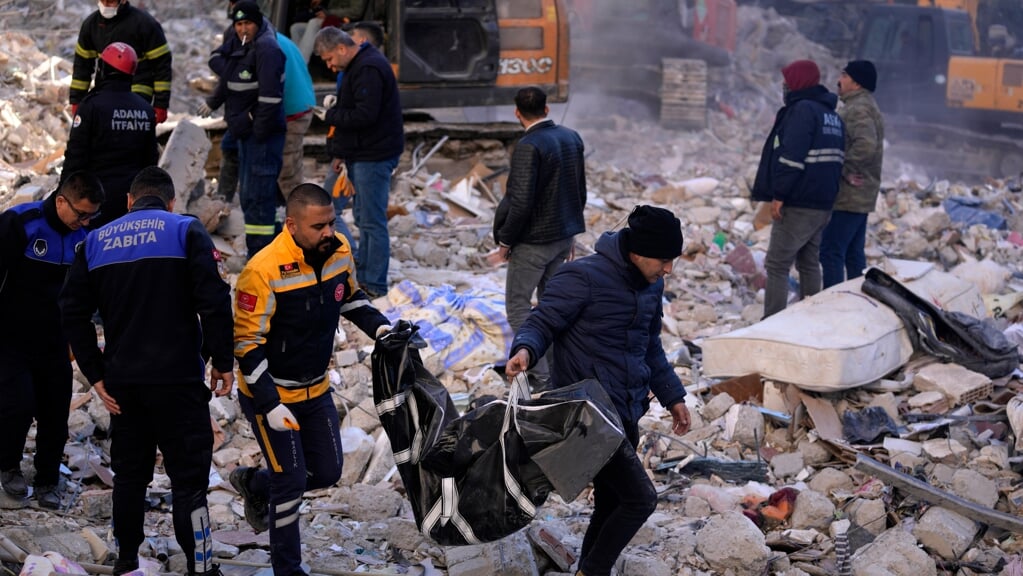 Rettungskräfte suchen in einem zerstörten Gebäude in der türkischen Stadt Adana nach Überlebenden und Opfern der Erdbebenkatastrophe. Foto: