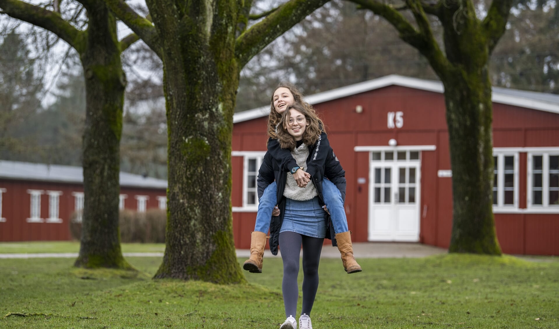 Mia Hjördis Grasmück og Mia Lara Albrecht er faldet godt til på efterskolen i Frøslev, hvor de begge går på danselinjen. Foto: 