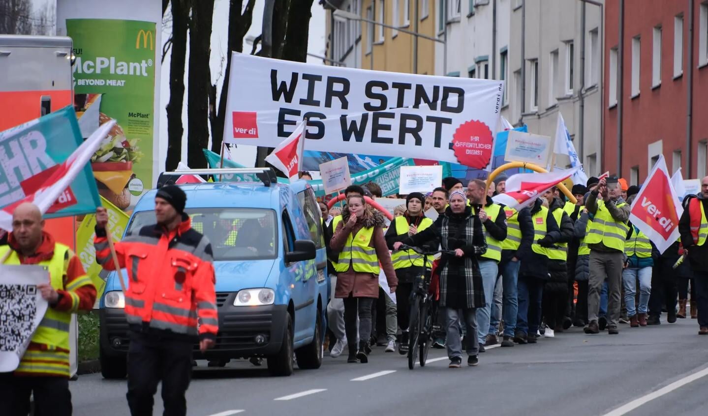 Flere hundrede demonstranter var på gaden i Flensborg Foto:
