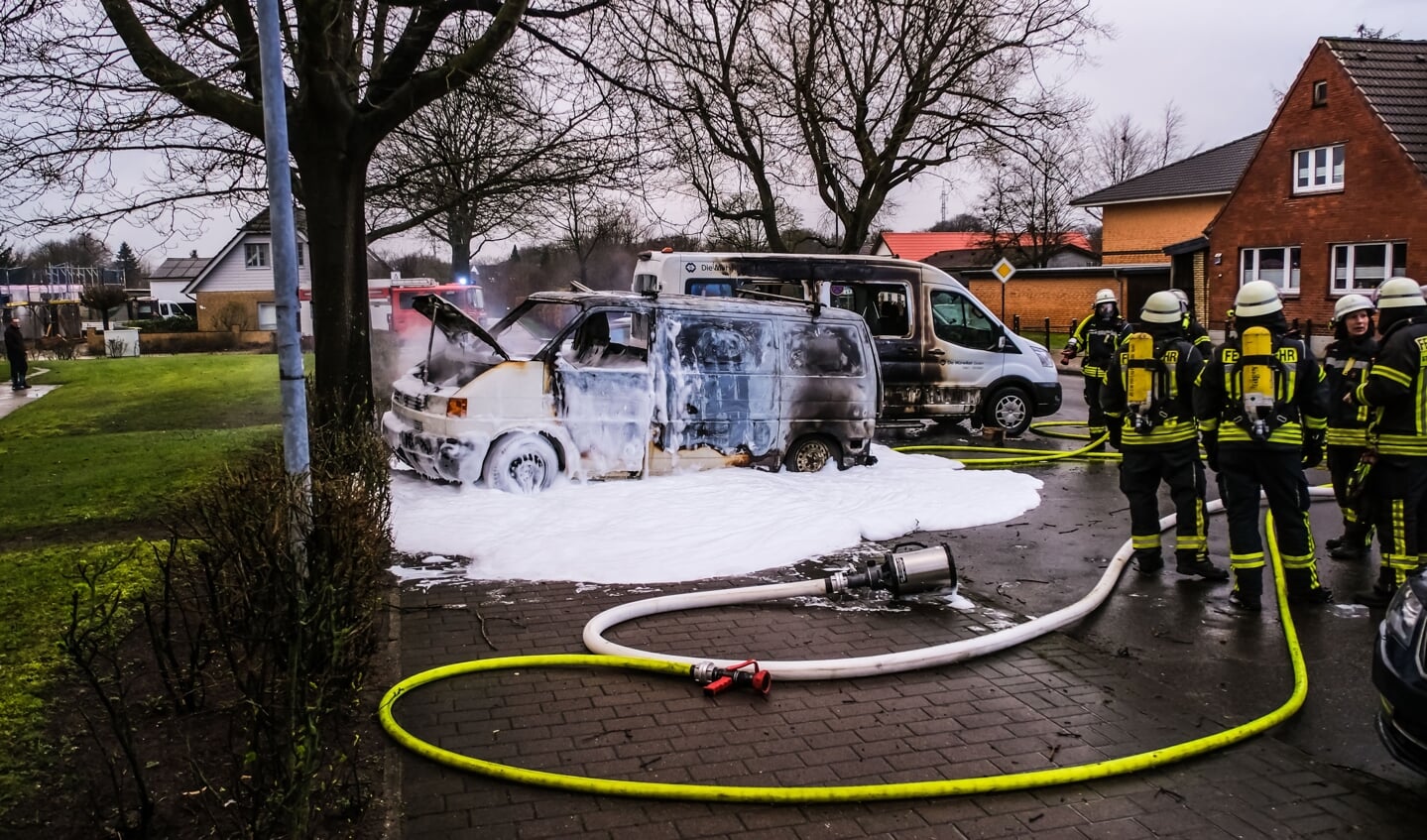 For at kvæle de sidste gløder blev kassevognen dækket med skum. Foto: