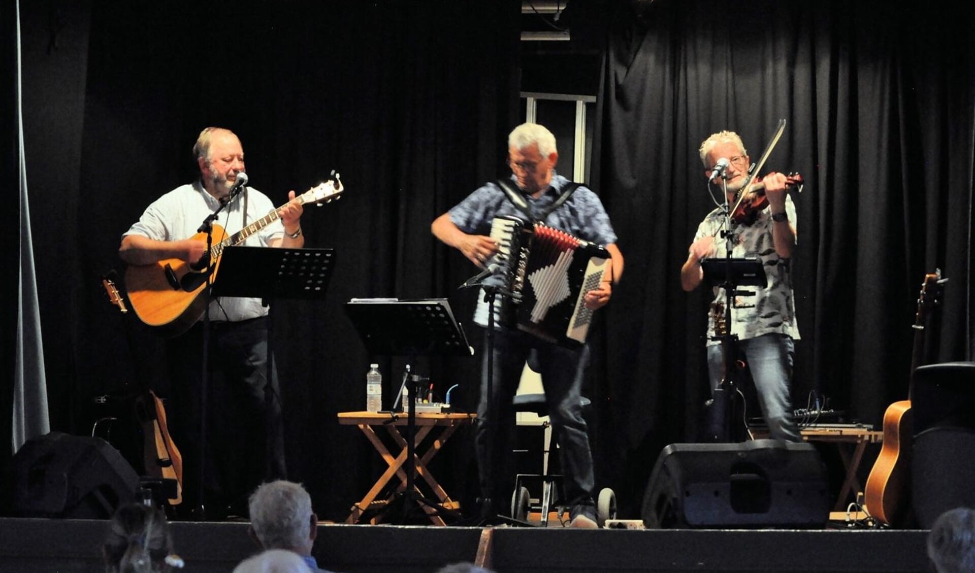 Ensemblet KarlFolk ved en koncert i Løjt Forsamlingshus. Foto: