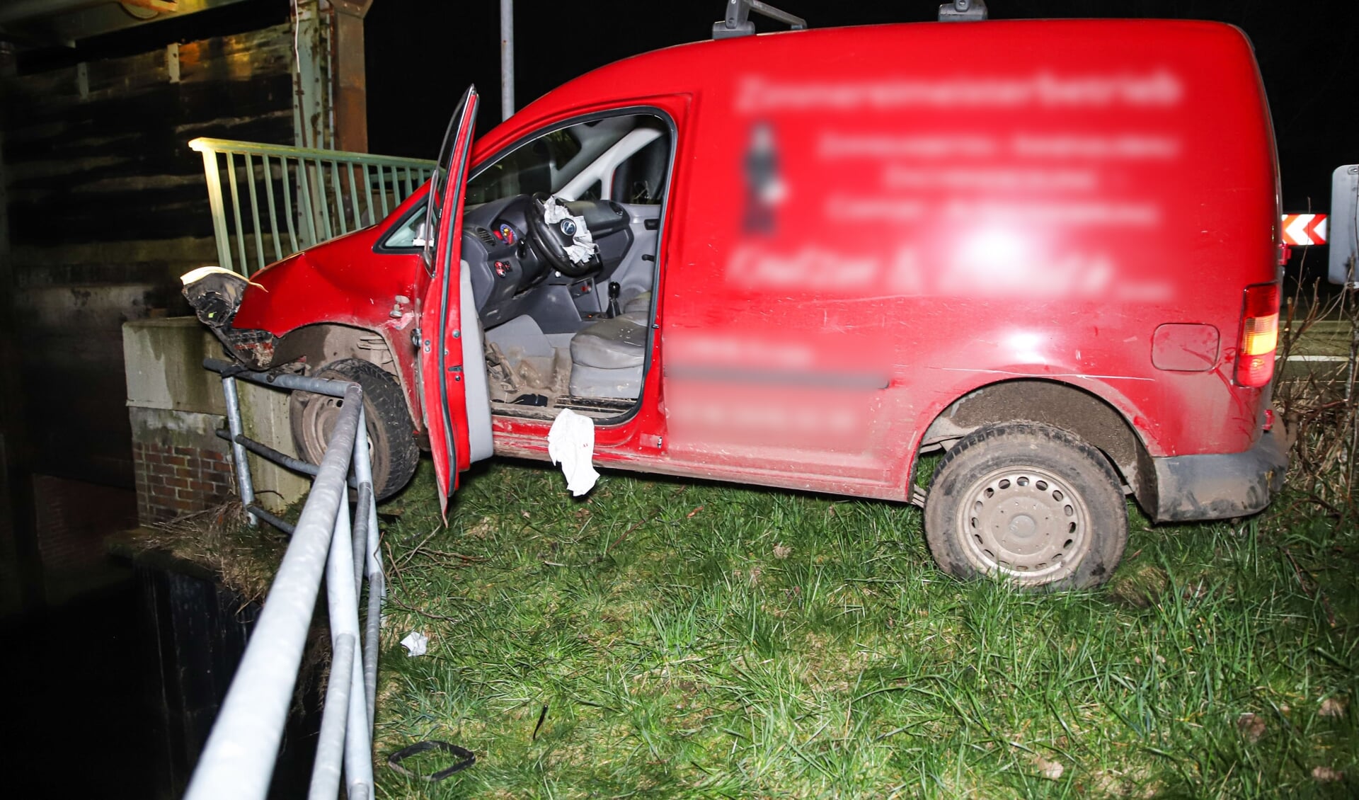 Den røde VW Caddy blev totalskadet. Foto: 